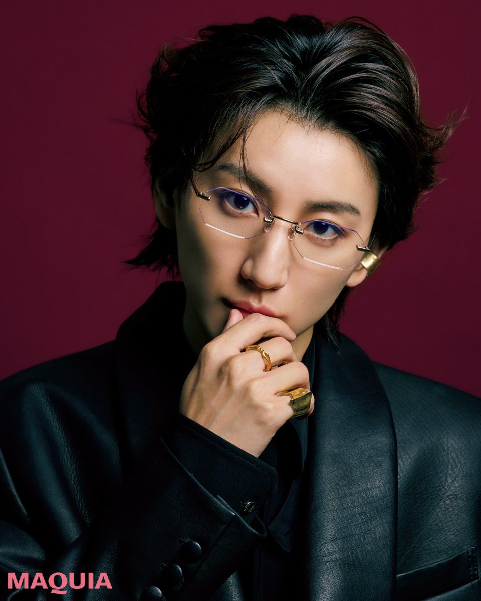 maquia_magazine's tweet photo. 【#京本大我 さん（#SixTONES）】
マキア11月号掲載カット先行公開＆撮影裏話をお届け💎🩷

今回、京本大我さんがMAQUIAに登場するのは、なんと約2年ぶり。11月号は創刊記念号という節目の号であることから、以前も鮮烈な印象を残してくださった京本さんにご出演いただきたいとお願いし、撮影が実現しました。 
24時間テレビを控え多忙を極める中、撮影は昼ごろ、自然光がたっぷり差し込むスタジオでスタート。

今回のテーマは、京本さんの柔らかさと強さ、その両極の美しさを捉える「白と黒」。さらに、ラフな表情や仕草を切り取る「メロ」も加えて、京本さんの振れ幅をたっぷり撮影しました。 

🔗あまりの撮れ高に、急遽ページ拡大！
裏話の続きはこちら
https://t.co/5u5IbiG1Pp

@TAIGA_KYOMO33