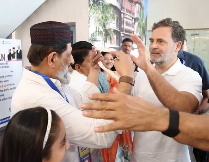Wasim_Shaikh22's tweet photo. गले मे फूल की हार पहनाने वाला आम आदमी नहीं बल्कि INC विधायक आरिफ मुहम्मद है लेकीन RAGA ने साफ पहनने से इंकार कर दिया। https://t.co/NvxVF6fhdk