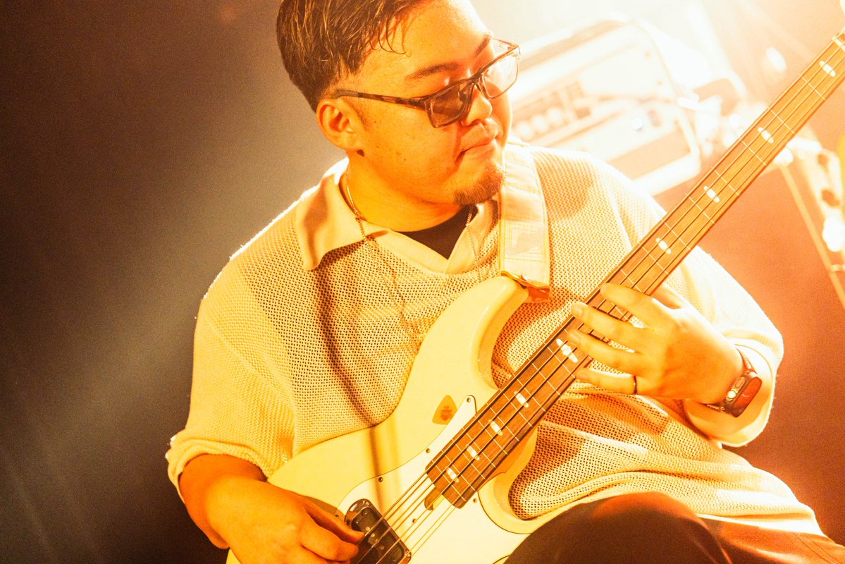 Hanazawa0's tweet photo. 🎸バンドセット参加メンバー🥁

・Key: イイダアミ(キューアンドエー)
・Ba: 大村ケンスケ(THE BUBBLES)
・Dr: クエ(キューアンドエー)
・Gt: Satoshi Ojima(a.k.a max)

バンドセットを始めて約4年。
いつも支えてくれたこの4人と共に、アルバム制作の集大成となるワンマンショーに臨みます。 https://t.co/uu7rMho55u