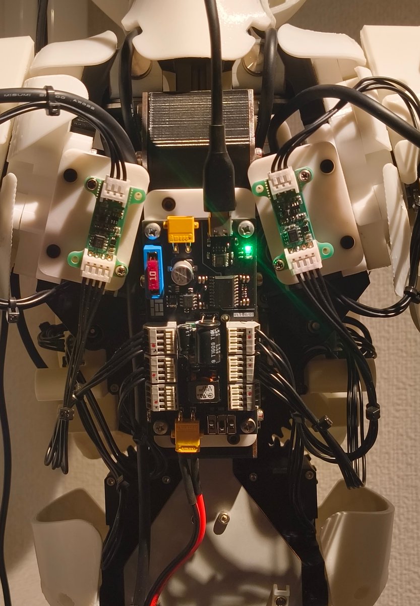 61laboratory's tweet photo. 実は、少し前にシロナ用基板も完成し
1枚で体の動作ができるようになりました～ https://t.co/7OdcJMGham