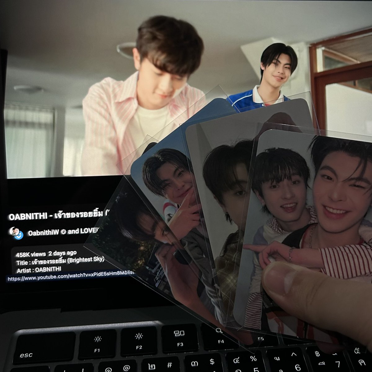 pomyakkhai's tweet photo. เนื่องจากครบรอบ 1 เดือน  + เมื่อเจ้าของรอยยิ้ม วิวถึง 500k  🦷🌊

⭐️แจก การ์ด 2ใบ/1คน (ผู้โชคดี 2 คน) 
❕ให้แคปจอยอดวิวตอนนี้ ลงในเม้น
พร้อมรีโพสต์ 

โดยจะสุ่มผู้โชคดีจากรีโพสต์ 
(ไม่ต้องออกค่าส่ง แค่ส่งที่อยู่มาพอ😋)

#theewave #ท่านโปรดคลื่น #waavetnp #tthi_eks #ตลาดนัดดูมันดิ https://t.co/U95GdPNHQ3
