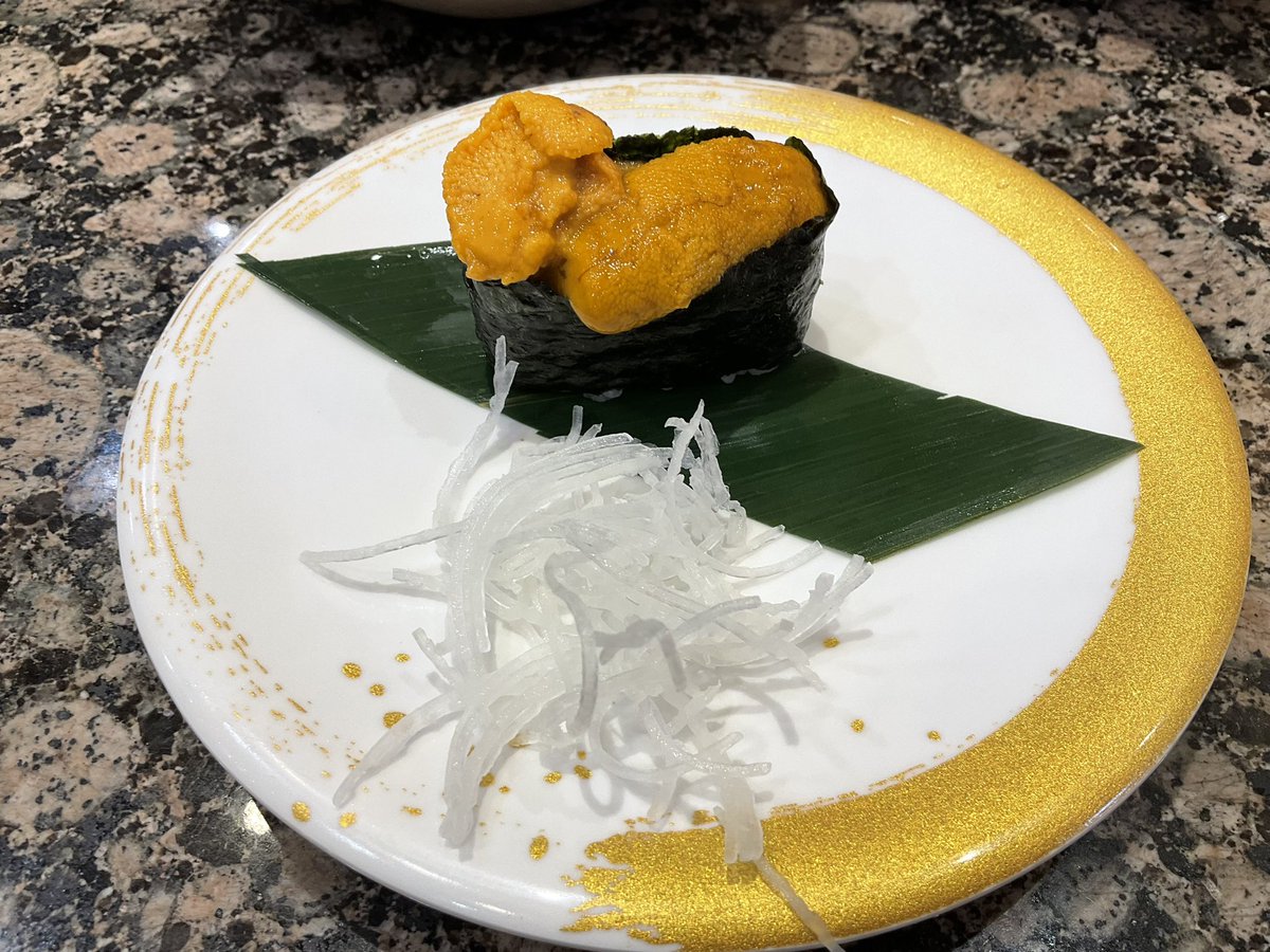 senyo_dorami's tweet photo. 一昨日の食事会では欲張り過ぎて撃沈したので、今日はお寿司屋さんでリベンジ🍣‼️
……のはずが、お寿司は中トロとウニだけ😂💦 あとはウニ・イクラ・カニの高級茶碗蒸し、ごぼうの天ぷら、鶏と紅生姜の唐揚げ、きのこ味噌汁などなど。 結局、お寿司以外のもので結構満足してしまった🤣🤣🤣✨
まだ胃の具合は本調子ではないみたい。 お寿司の、魚の、生臭さが身に沁みました。オヨヨ😭😭😭💦💦
哀しいかな、寿司は当分食べられそうに��い🍣😱😱😱💦💦
#寿司  #食事記録 #機能性ディスペプシア