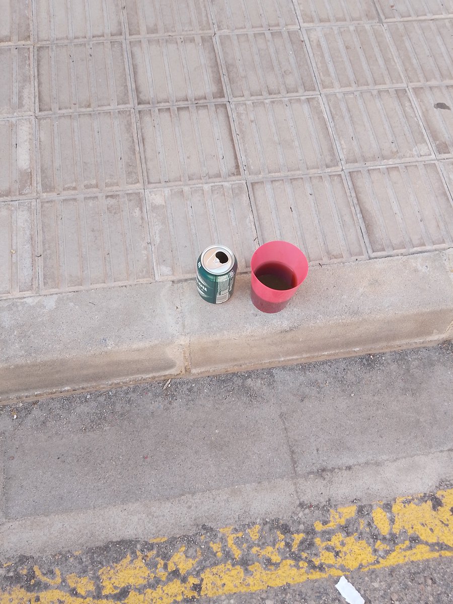 xaperoqbell's tweet photo. Diumenge de resaca al barri marginat per @AjBellreguard https://t.co/bZf7vYztoL