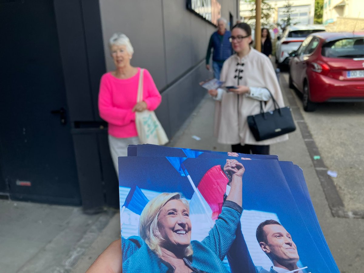 RNational_92's tweet photo. Quel excellent accueil, ce matin, au marché Maison-Rouge de #Meudon ! Ici comme dans tout le département des Hauts-de-Seine, l’alternance est souhaitée, attendue, soutenue ! Merci aux Meudonnais !
#HautsdeSeine #RN https://t.co/nfgsrSMjOw