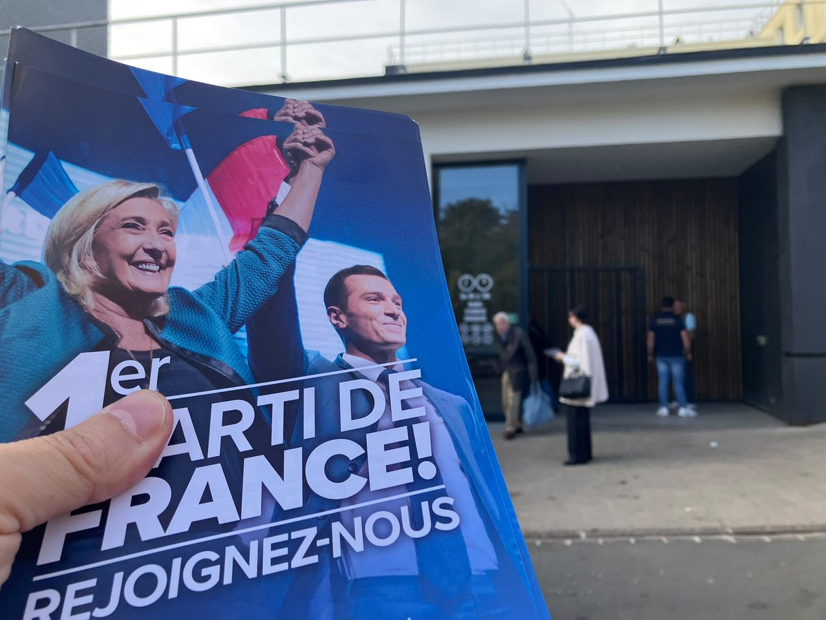 RNational_92's tweet photo. Quel excellent accueil, ce matin, au marché Maison-Rouge de #Meudon ! Ici comme dans tout le département des Hauts-de-Seine, l’alternance est souhaitée, attendue, soutenue ! Merci aux Meudonnais !
#HautsdeSeine #RN https://t.co/nfgsrSMjOw