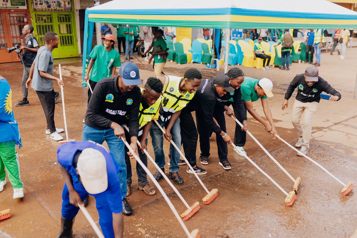 Nyarugenge's tweet photo. Mu rwego rwo kwizihiza umunsi mpuzamahanga wahariwe gusukura aho dutuye, uyu munsi mu bice bya  Nyabugogo mu karere ka #Nyarugenge hakozwe Umuganda wo gukuraho imyanda, gusiga irangi inzu z’ubucuruzi n’ibindi bikorwa by’isuku n’isukura.
#WorldCleanupDay 
#KigaliZeroWaste https://t.co/APU3hqDprM