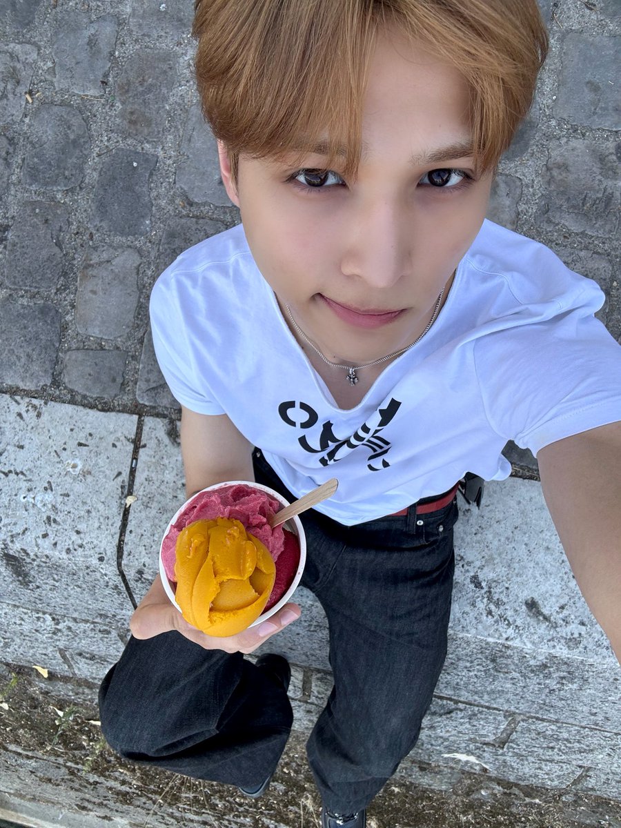 _AMPERSANDONE_'s tweet photo. 📍Pont Marie, Paris France 🇫🇷🤭

#앰퍼샌드원 #AMPERSANDONE
#마카야 #MACKIAH https://t.co/dECHGPVF6S