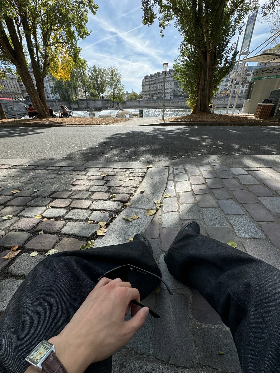 _AMPERSANDONE_'s tweet photo. 📍Pont Marie, Paris France 🇫🇷🤭

#앰퍼샌드원 #AMPERSANDONE
#마카야 #MACKIAH https://t.co/dECHGPVF6S