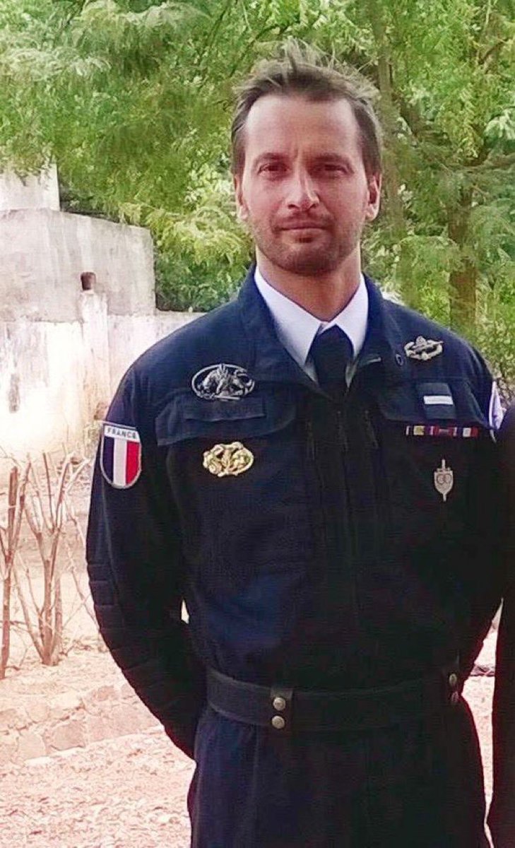 Fs_francaises_'s tweet photo. Caché derrière son garage, l’homme surgit et ouvre le feu sur les gendarmes. 

Alain Nicolas, qui se trouve en tête de colonne, est mortellement touché. https://t.co/xGmeMOSs8R
