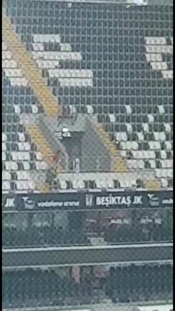 05012009_'s tweet photo. Bu konuda bilgi kirliliğini düzeltmek lazım
1- Stadtan çarşı set pankartı terör saldırısından önce alınmıştır. Terör saldırısı Bursaspor taraftarı stadtan ayılıp Bursa'ya hareket ettikten sonra gerçekleşmiştir. https://t.co/dNdS9bUnYl