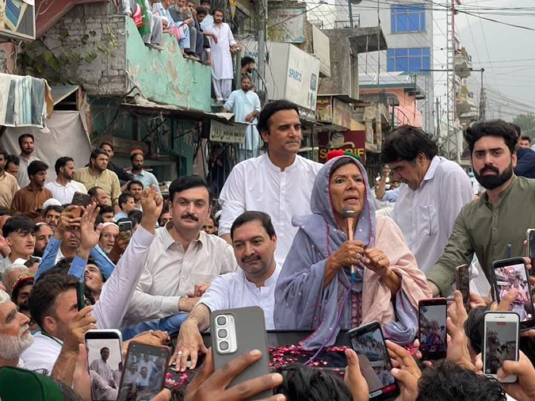 ashoswai's tweet photo. Munir, fearing mass protests on 27 September, has arrested Imran Khan’s elderly sister. Munir calls himself a strongman but fears an old lady! https://t.co/KmvGWN8A98