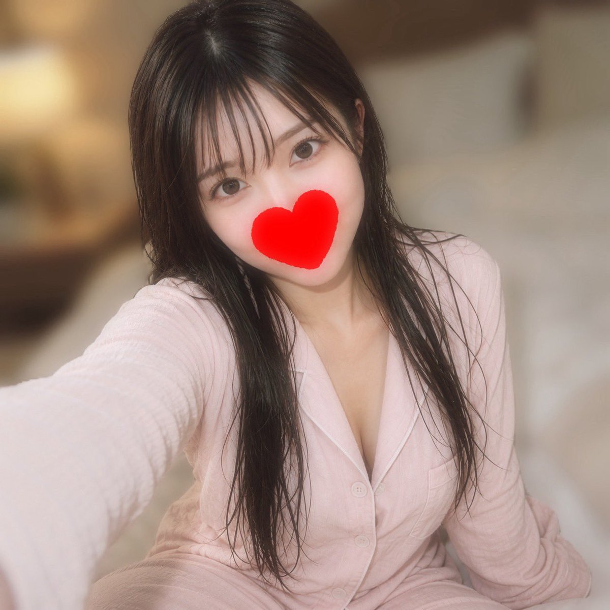 mimi_mimi1996's tweet photo. お風呂から上がったところです🫠

髪を乾かすのが面倒で、そのままベッドにごろん……🫣

���マホを見てたら、急に人肌恋しくなって……皆んなに会いたくなっちゃった💕

誰かに後ろから髪を乾かしてもらって、ギュッってハグされたら絶対に幸せだろうなぁ…なんて💭

書いてからなんか恥ずかしくなってきた🙈

今夜は、リプで「おやすみ」って言わせて欲しいです🌙