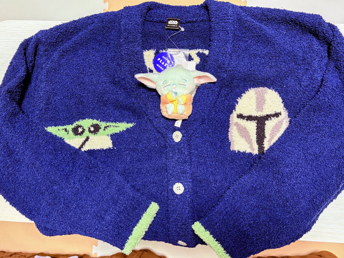 epipimomo00's tweet photo. プラザでグローグーとジャリンのルームニットカーディガン買ってきたー✨可愛すぎるし、背中のミソソーかっこよ😭ネットでは△だけど、何着か在庫あったみたい。
先日買ったスウェットもあるけど、
冬のディズニー服はこれに決定！！ https://t.co/PqQ2Qd7icL