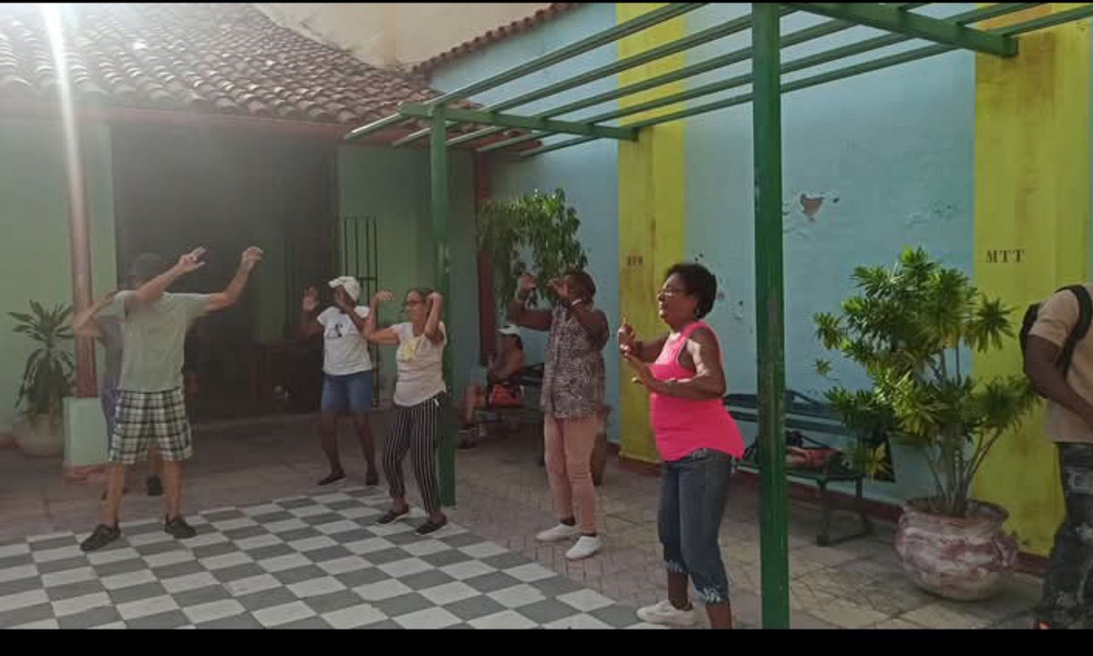 dalgispalomo77's tweet photo. En #SantiagodeCuba 
Círculo de Abuelos "Alborada" guiados por su Profe Socorro,  realizando con alegría, optimismo  la rutina de ejercicios para mantenerse siempre activos y en forma.
Todo por un envejecimiento saludable @DPS_Santiago https://t.co/GoR2Y1dxqX