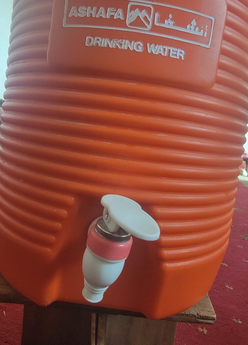 ccrt8v's tweet photo. مبرد الماء هذا له هيبة خاصة 😂🚰
من أيام الحر إلى الآن… ما زال واقف في الخدمة ولا يعرف التقاعد! 😅 https://t.co/QkhcWQWRkj