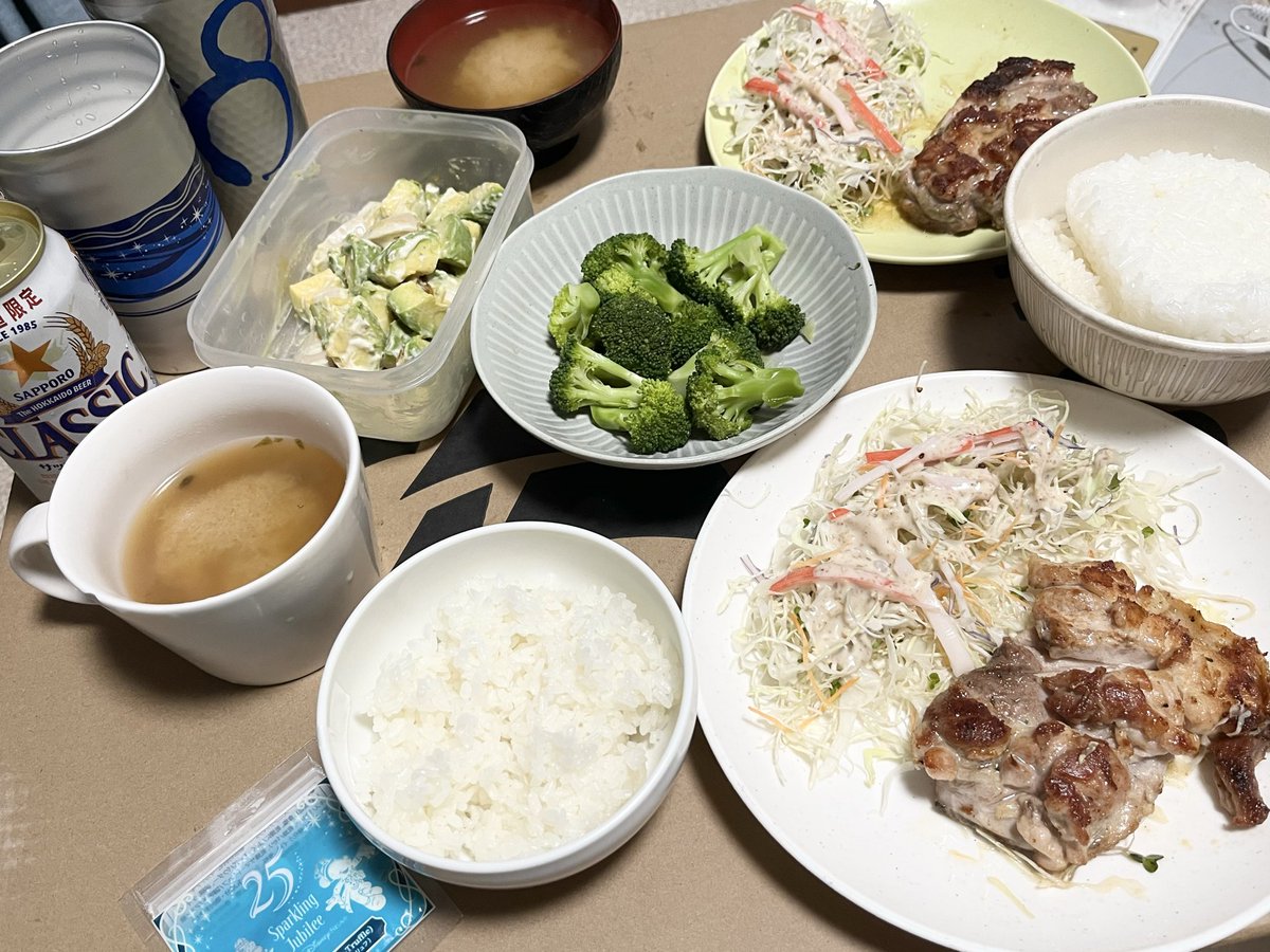 Megu_Rhy_thm's tweet photo. 息子が夕飯作ってくれた
ディズニーで買ったマジックソルトで、鳥肉シンプル焼きうんまっ！
あおさの味噌汁も美味しい😋

どんなに多忙でも、残業遅くても自炊してるの偉すぎる✨
「飯食えてるうちは大丈夫」って言っといた https://t.co/nCawsSb8wO