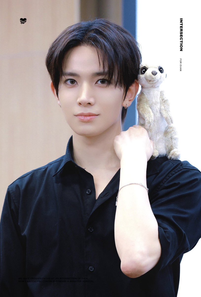 EVAN01ACE's tweet photo. HEESEUNG WITH EVER → MEERKAT 😭🫳🏻 https://t.co/1tHGpDHY71
