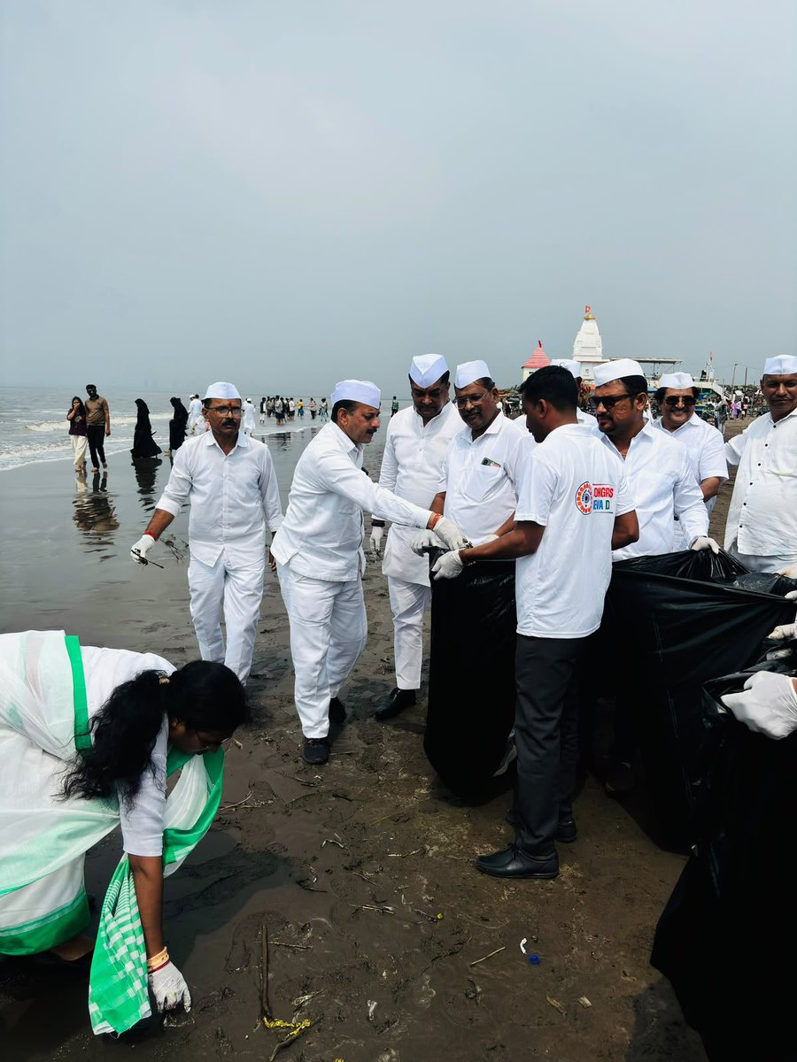 CongressSevadal's tweet photo. सेवा सिर्फ एक विचार नहीं, जमीन पर निभाई जाने वाली जिम्मेदारी है।

विश्व समुद्र तट स्वच्छता दिवस के अवसर पर गुजरात के सूरत में कांग्रेस सेवादल के साथियों ने समुद्र तट पर स्वच्छता अभियान चलाया और श्रमदान किया।

प्रकृति और अपने समुद्र तटों को स्वच्छ रखने का यह संकल्प देशभर में जारी है।

यही सेवा है। यही सेवादल है। 🇮🇳

#WorldCleanupDay #CongressSevaDal