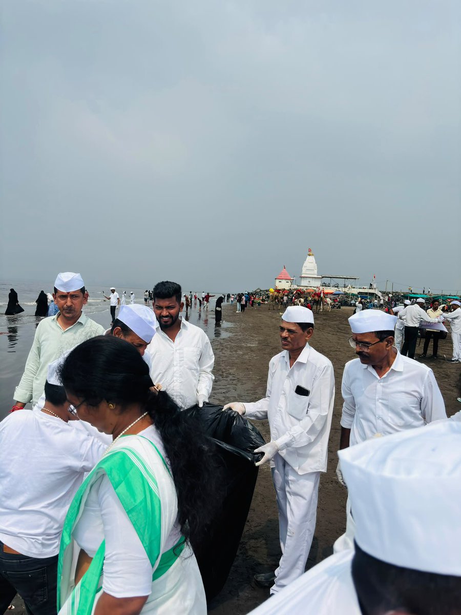 CongressSevadal's tweet photo. सेवा सिर्फ एक विचार नहीं, जमीन पर निभाई जाने वाली जिम्मेदारी है।

विश्व समुद्र तट स्वच्छता दिवस के अवसर पर गुजरात के सूरत में कांग्रेस सेवादल के साथियों ने समुद्र तट पर स्वच्छता अभियान चलाया और श्रमदान किया।

प्रकृति और अपने समुद्र तटों को स्वच्छ रखने का यह संकल्प देशभर में जारी है।

यही सेवा है। यही सेवादल है। 🇮🇳

#WorldCleanupDay #CongressSevaDal