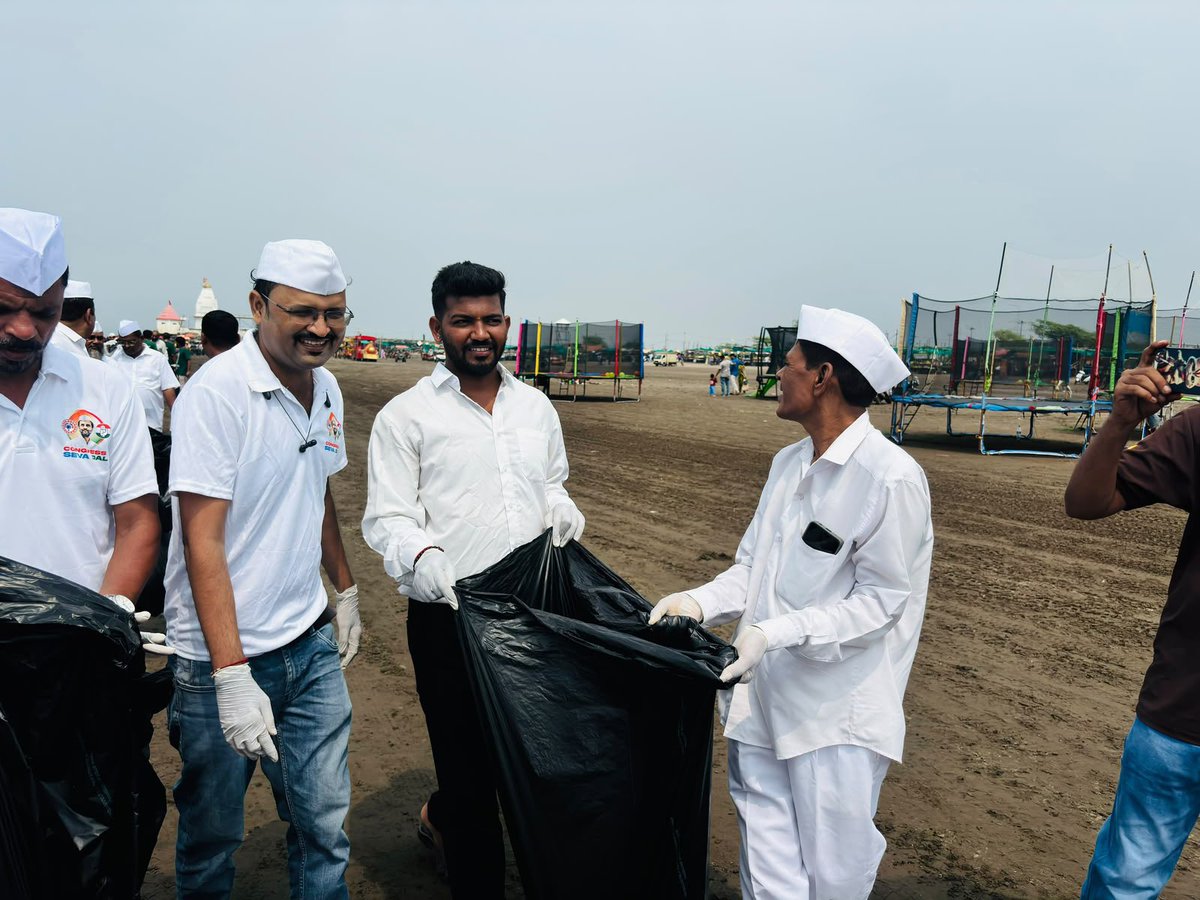 CongressSevadal's tweet photo. सेवा सिर्फ एक विचार नहीं, जमीन पर निभाई जाने वाली जिम्मेदारी है।

विश्व समुद्र तट स्वच्छता दिवस के अवसर पर गुजरात के सूरत में कांग्रेस सेवादल के साथियों ने समुद्र तट पर स्वच्छता अभियान चलाया और श्रमदान किया।

प्रकृति और अपने समुद्र तटों को स्वच्छ रखने का यह संकल्प देशभर में जारी है।

यही सेवा है। यही सेवादल है। 🇮🇳

#WorldCleanupDay #CongressSevaDal