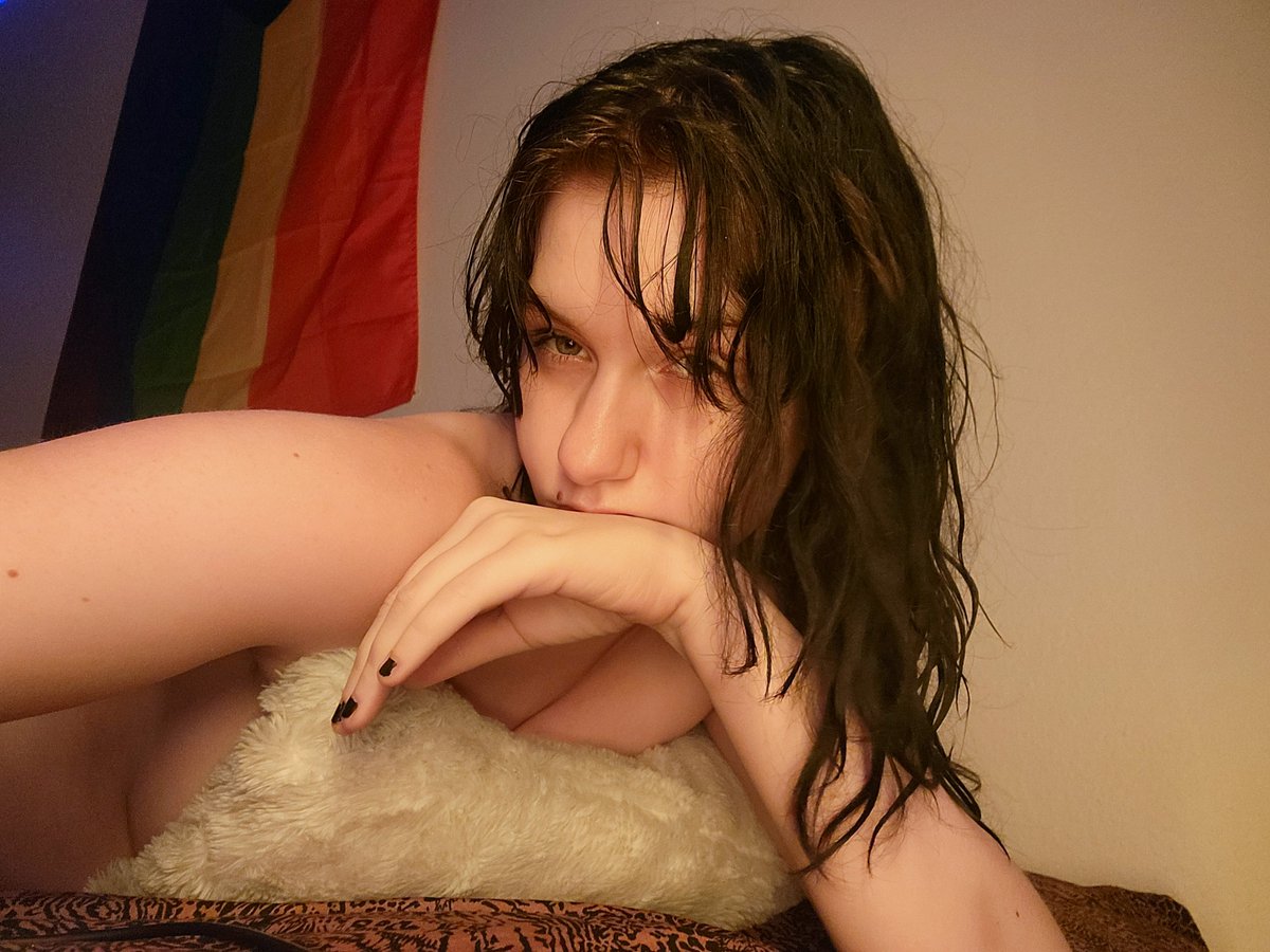 msmacabrexxx's tweet photo. Feeling pretty with my new light <3 https://t.co/rgEnAG5kNE