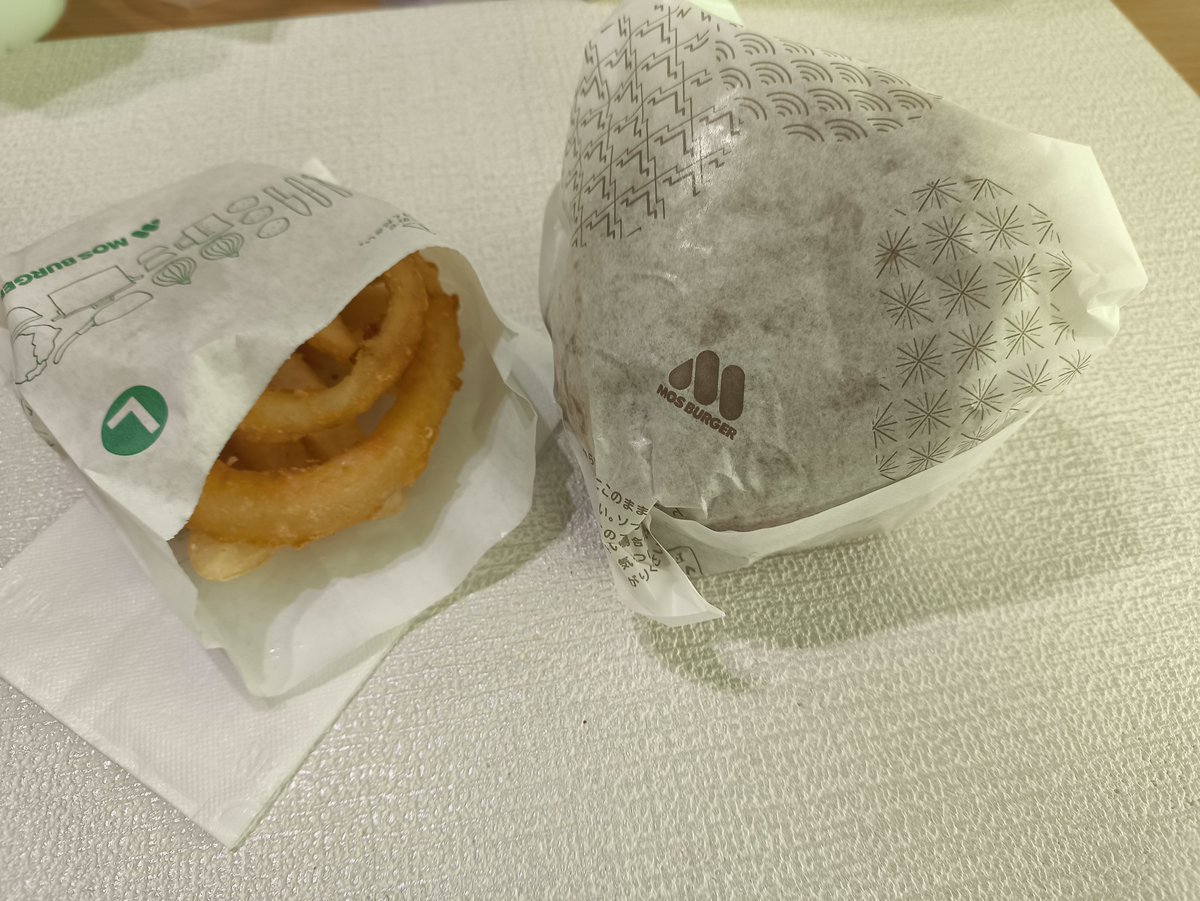 amd_amr_XC's tweet photo. 昼ごはんはモス食べたよ〜！🍔💚 https://t.co/YEeNqxBgVG