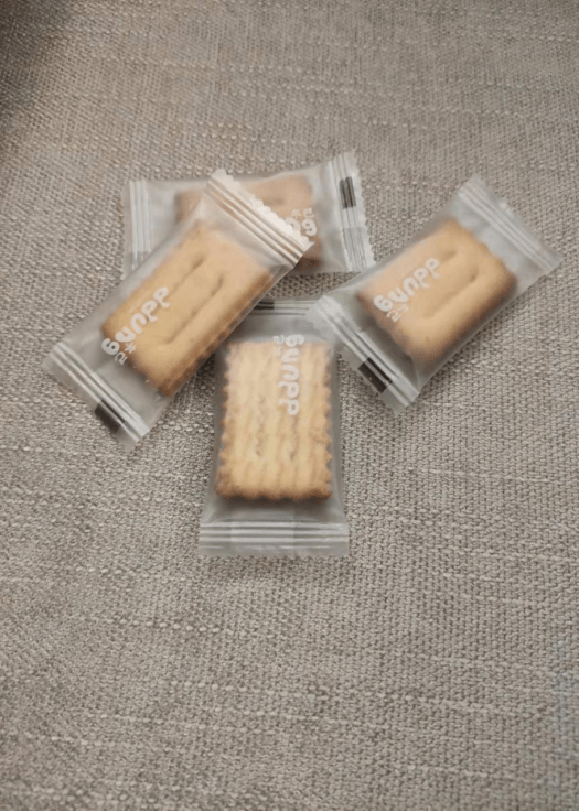 bonini_a's tweet photo. Just split a pack of salted egg yolk cookies with my desk mate—crispy, creamy, and way too easy to finish in 2 minutes  Best midday pick-me-up ever!， https://t.co/ISdayuYc4T