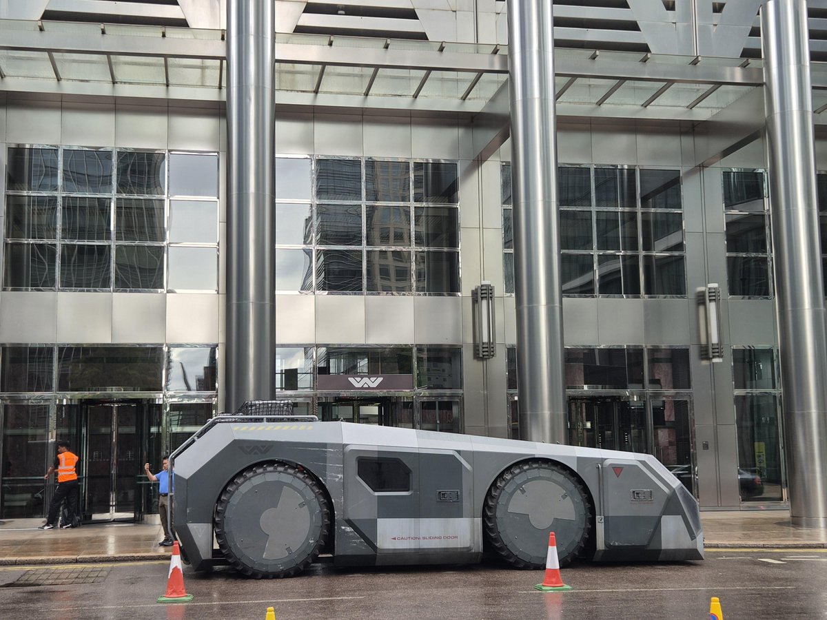 XENO426REAL's tweet photo. 📸Fotos del rodaje de #AlienEarth 2 en Canary Wharf, Londres.

En la calle podemos ver los tanques APC que vimos en Aliens, aunque con diferencias, se trata de otro modelo.

Fotos del usuario @iamliamh 

#alien #aliens #xenomorph #alienearthseason2 https://t.co/oD0SVK6bCK