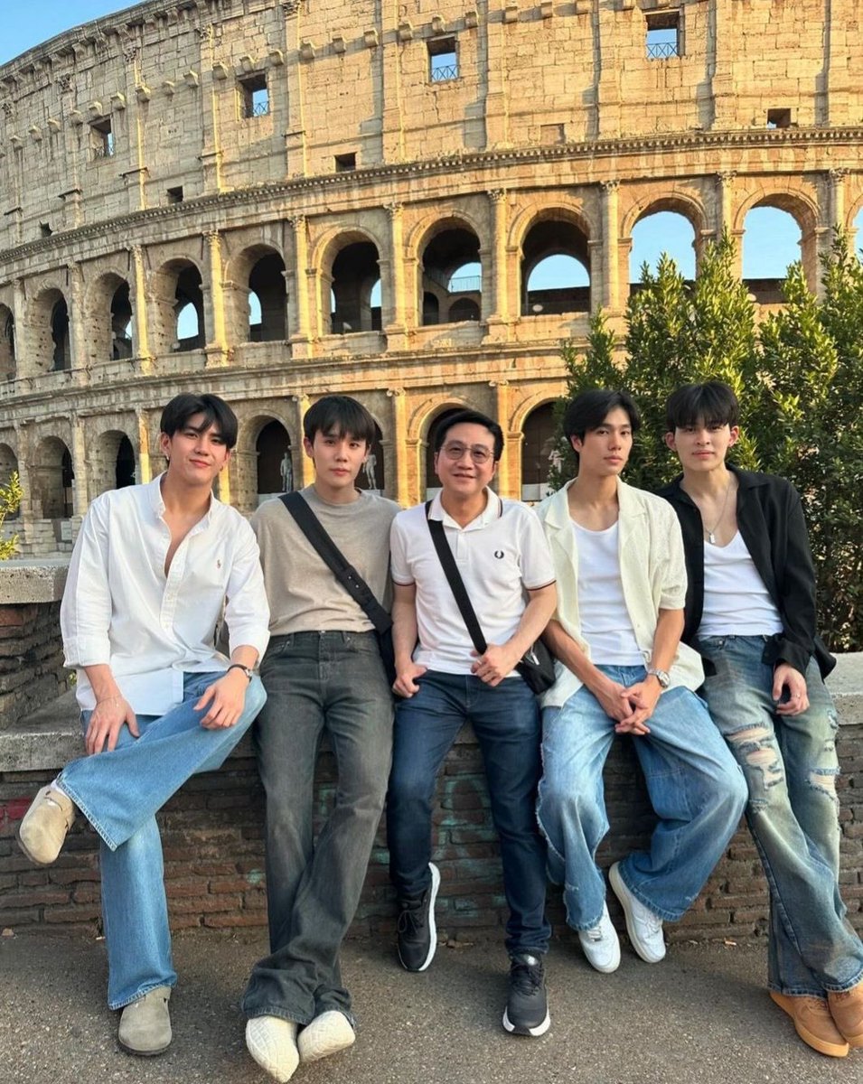 lertkosuemn's tweet photo. ini pas papa, pipi, alam sama janu ikut konferensi ilmiah buat update ilmu seputar bedah kardiotoraks ke italy (si pipi ikut soalnya harus nemplok sama papa) 

urm itu yang tengah anggap aje kakeknya janu ☺️ https://t.co/VI5FC7IXj2