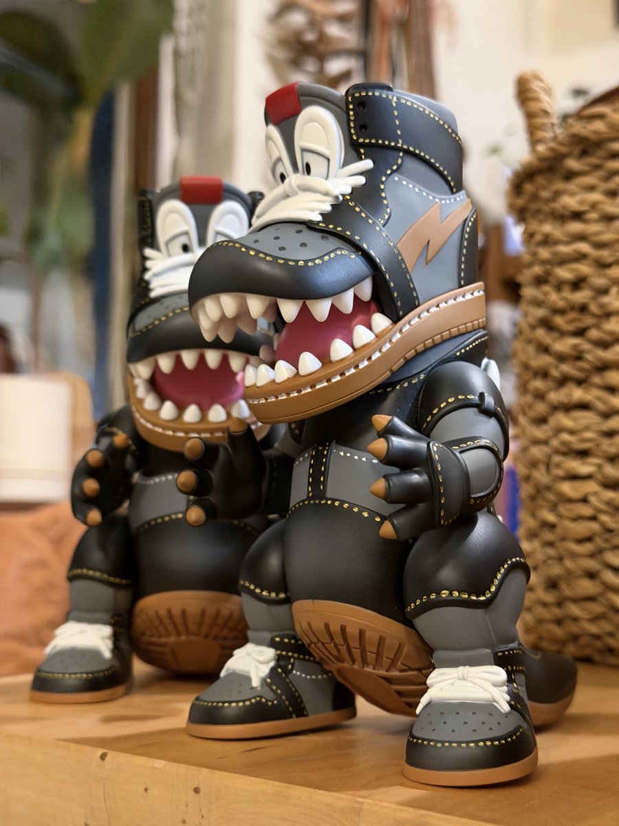 TOKYOGUNS's tweet photo. 怪獣スニーカーヘッド
ブラックデニム
塗装してみました…
カッコよい…

受注生産(数量上限あり)しようかと考えてます。 https://t.co/5eJY2NhIda