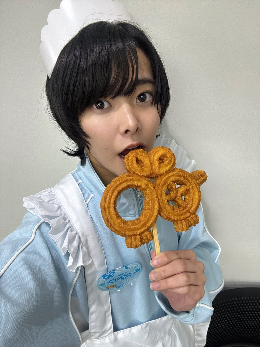 MINATO___hi's tweet photo. #あんスタ萌え萌え文化祭 本日も雨のなかありがとうございました❣️❣️
今日は水色メイドジャージ🩵🐬
チュロスは蜂モチーフなんだよね❕🐝みんなはジュースとチュロスもう食べた？？
明日は台風のためイベントは中止になります。
風邪ひかないよう気をつけよーね👍

 #星萌祭 #あんスタ https://t.co/sP7DGtpkZ2