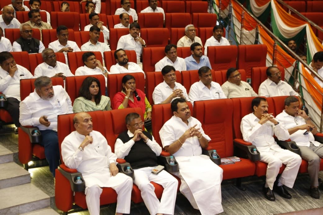 HariprasadBK2's tweet photo. ಕೆಪಿಸಿಸಿ ಕಚೇರಿಯ ಭಾರತ ಜೋಡೋ ಸಭಾಂಗಣದಲ್ಲಿ ನಡೆದ ಸಂಘಟನ್ ಸೃಜನ್ ಅಭಿಯಾನದ ವೀಕ್ಷಕರ ಸಭೆಯಲ್ಲಿ ಭಾಗವಹಿಸಿ ಮಾತನಾಡಿದೆ.

ರಾಜ್ಯದ ವಿವಿಧ ಭಾಗಗಳ ಸ್ಥಳೀಯ ಮುಖಂಡರು ಹಾಗೂ ಕಾರ್ಯಕರ್ತರ ಅಭಿಪ್ರಾಯಗಳನ್ನು ಆಲಿಸಿ, ಪಕ್ಷ-ಸಂಘಟನೆಯನ್ನು ಮತ್ತಷ್ಟು ಬಲಪಡಿಸುವ ನಿಟ್ಟಿನಲ್ಲಿ ಜವಾಬ್ದಾರಿಯುತವಾಗಿ ಕಾರ್ಯನಿರ್ವಹಿಸಿದ ಎಲ್ಲಾ ನಾಯಕರು, ವೀಕ್ಷಕರು ಹಾಗೂ ಪದಾಧಿಕಾರಿಗಳಿಗೆ ಧನ್ಯವಾದ ಸಲ್ಲಿಸಿದೆ.

ಎಐಸಿಸಿ ಕಾರ್ಯದರ್ಶಿ ಗೋಪಿನಾಥ್ ಪಳನಿಯಪ್ಪನ್, ರಾಜ್ಯಸಭಾ ಸದಸ್ಯ ಮನ್ಸೂರ್ ಅಲಿ ಖಾನ್, ಮಾಜಿ ಸಂಸದರಾದ ವಿ.ಎಸ್. ಉಗ್ರಪ್ಪ, ಮುದ್ದಹನುಮೇಗೌಡ ಸೇರಿದಂತೆ ಪಕ್ಷದ ಮುಖಂಡರು ಹಾಗೂ ಪದಾಧಿಕಾರಿಗಳು ಉಪಸ್ಥಿತರಿದ್ದರು.
@INCKarnataka