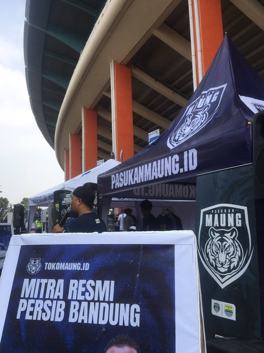 rskuntowiyoga's tweet photo. Pengantar sebelum kita kelas Zoom besok. 

Banyak brand di Indonesia mikir kalau udah beli hak sponsorship (logo di jersey, A-board, dsb), kerjaan selesai. Padahal itu baru setengah jalan. 

The Drum nulis satu prinsip yang menurut saya harus jadi mantra semua brand manager: "Rights open doors. Activation drives results." Beli hak cuma buka pintunya, yang bikin hasil itu apa yang brand lakukan SETELAH pintu itu kebuka.

Rule of thumb yang mereka kasih: siapin budget aktivasi 1-2x dari nilai fee hak sponsorship. Jadi kalau brand bayar Rp500 juta buat jadi sponsor, minimal siapin Rp500 juta - 1 miliar lagi buat aktivasi. Bisa produksi konten, event, campaign, apapun yang bikin logo itu "hidup". Tanpa itu, logo brand cuma numpang foto doang.

Ada 8 pertanyaan kritis yang harus ditanyakan sebelum teken kontrak: siapa yang pegang akses data fans, gimana cara ukur hasilnya dikaitkan ke KPI bisnis, skenario kalau mau keluar duluan (exit clause), sampai klausul moral kalau atlet/klub kena skandal.

Ini pelajaran yang sering saya liat terlewat dari brand-brand yang baru masuk sponsorship olahraga di Indonesia: exciting pas launching, tapi nggak ada plan aktivasi jangka panjang. 

Akhirnya balik lagi logo doang, nggak ada cerita yang nempel di kepala orang. Kaya abis jadian tp gak pernah diajak jalan. Kebayang?