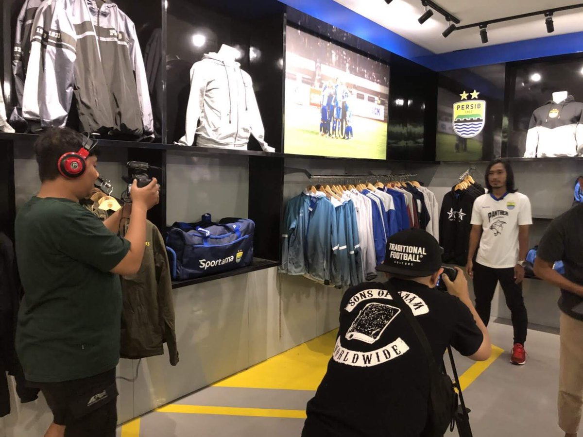 rskuntowiyoga's tweet photo. Pengantar sebelum kita kelas Zoom besok. 

Banyak brand di Indonesia mikir kalau udah beli hak sponsorship (logo di jersey, A-board, dsb), kerjaan selesai. Padahal itu baru setengah jalan. 

The Drum nulis satu prinsip yang menurut saya harus jadi mantra semua brand manager: "Rights open doors. Activation drives results." Beli hak cuma buka pintunya, yang bikin hasil itu apa yang brand lakukan SETELAH pintu itu kebuka.

Rule of thumb yang mereka kasih: siapin budget aktivasi 1-2x dari nilai fee hak sponsorship. Jadi kalau brand bayar Rp500 juta buat jadi sponsor, minimal siapin Rp500 juta - 1 miliar lagi buat aktivasi. Bisa produksi konten, event, campaign, apapun yang bikin logo itu "hidup". Tanpa itu, logo brand cuma numpang foto doang.

Ada 8 pertanyaan kritis yang harus ditanyakan sebelum teken kontrak: siapa yang pegang akses data fans, gimana cara ukur hasilnya dikaitkan ke KPI bisnis, skenario kalau mau keluar duluan (exit clause), sampai klausul moral kalau atlet/klub kena skandal.

Ini pelajaran yang sering saya liat terlewat dari brand-brand yang baru masuk sponsorship olahraga di Indonesia: exciting pas launching, tapi nggak ada plan aktivasi jangka panjang. 

Akhirnya balik lagi logo doang, nggak ada cerita yang nempel di kepala orang. Kaya abis jadian tp gak pernah diajak jalan. Kebayang?