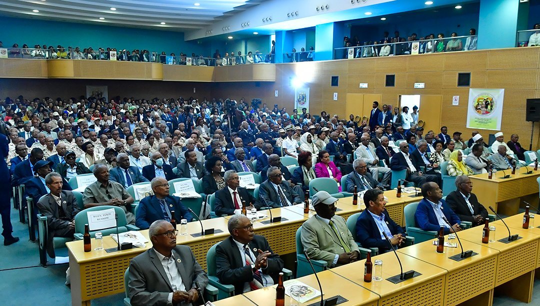 eriswiss's tweet photo. ቃል ፕረዚደንት ኢሳይያስ ኣፈወርቂ ኣብ መኽፈቲ ሲፖዝዩም ዝኽሪ ወርቃዊ እዮቤልዩ ምምስራት ቤት-ትምህርቲ ሰውራ

እዚ ሎሚ ድሕሪ 50 ዓመታት ዝዝከር ዘሎ ኣጋጣሚ፡ ሓድሽ ምህዞ የብሉን።
ቅድሚ 50 ዓመታት ጥራይ ዘይኰነ፡ ቅድሚኡ ዝነበረ ናይዛ ሃገር ሓይሊ’ውን፡ ሃብቲ ሰብ’ዩ። ናይ ሰብ ሃብትን ሓይልን ዝራባሕ ከኣ፡ ብፍልጠት፡ ትምህርትን ተመክሮ ስራሕን’ዩ። ሎሚ ኸኣ፡ ነዚ ሓድሽ ምዕራፍ ንኸፍቶ ዘሎና፡ መቐጸልታ ናይ’ቲ ዝተመስረተ ናይ 50 ዓመታት ዝኽሪ’ዩ።
በዚ ኣጋጣሚ፡ ንዅሉ ህዝቢ ኤርትራን ንዅሎም ፈተውቲ ህዝቢ ኤርትራን እንቋዕ ኣብ’ዚ ኣብጸሓና።
ካብ’ዚ ንቕድሚት ኣብ’ዘን ሓጸርቲ ዓመታት ጥራይ እቲ እንደልዮ ክንበጽሕ፡ እቲ ዝዕንቅፈና ክንኣሊ፣ ልዕሊ ኵሉ ከኣ ከነረጋግጽ ምእንቲ፡ ሓይሊ ሃብቲ ናይዛ ሃገር ካብ ህዝቢ ብህዝቡ፣ መራብሒኡ ትምህርትን ፍልጠትን ስራሕን ስለዝዀነ፡ ኣብ’ዚ ምትኳር ከድሊ’ዩ።
የቐንየለይ።