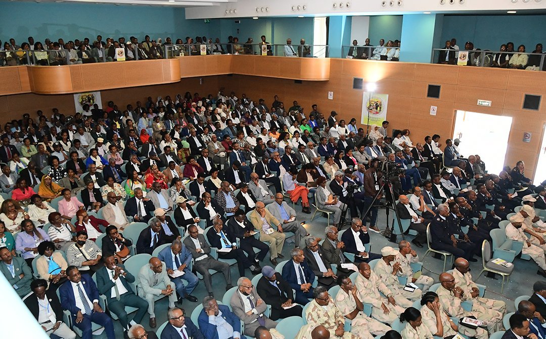 eriswiss's tweet photo. ቃል ፕረዚደንት ኢሳይያስ ኣፈወርቂ ኣብ መኽፈቲ ሲፖዝዩም ዝኽሪ ወርቃዊ እዮቤልዩ ምምስራት ቤት-ትምህርቲ ሰውራ

እዚ ሎሚ ድሕሪ 50 ዓመታት ዝዝከር ዘሎ ኣጋጣሚ፡ ሓድሽ ምህዞ የብሉን።
ቅድሚ 50 ዓመታት ጥራይ ዘይኰነ፡ ቅድሚኡ ዝነበረ ናይዛ ሃገር ሓይሊ’ውን፡ ሃብቲ ሰብ’ዩ። ናይ ሰብ ሃብትን ሓይልን ዝራባሕ ከኣ፡ ብፍልጠት፡ ትምህርትን ተመክሮ ስራሕን’ዩ። ሎሚ ኸኣ፡ ነዚ ሓድሽ ምዕራፍ ንኸፍቶ ዘሎና፡ መቐጸልታ ናይ’ቲ ዝተመስረተ ናይ 50 ዓመታት ዝኽሪ’ዩ።
በዚ ኣጋጣሚ፡ ንዅሉ ህዝቢ ኤርትራን ንዅሎም ፈተውቲ ህዝቢ ኤርትራን እንቋዕ ኣብ’ዚ ኣብጸሓና።
ካብ’ዚ ንቕድሚት ኣብ’ዘን ሓጸርቲ ዓመታት ጥራይ እቲ እንደልዮ ክንበጽሕ፡ እቲ ዝዕንቅፈና ክንኣሊ፣ ልዕሊ ኵሉ ከኣ ከነረጋግጽ ምእንቲ፡ ሓይሊ ሃብቲ ናይዛ ሃገር ካብ ህዝቢ ብህዝቡ፣ መራብሒኡ ትምህርትን ፍልጠትን ስራሕን ስለዝዀነ፡ ኣብ’ዚ ምትኳር ከድሊ’ዩ።
የቐንየለይ።