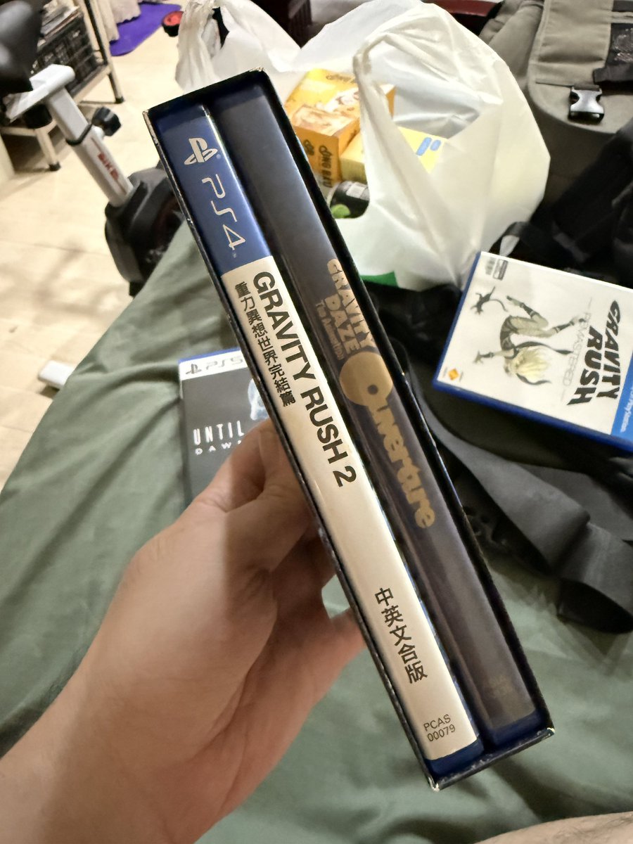 TranPhu60935276's tweet photo. Sometimes I forget how special the have the special edition of your favorite games. The first time I ordered and received #GravityRush2 is so memorable. Watched a anime then jump right into the amazing journey of Kat, hear the music theme the first time. Well, time flies so fast. https://t.co/pzZeDVvlKF