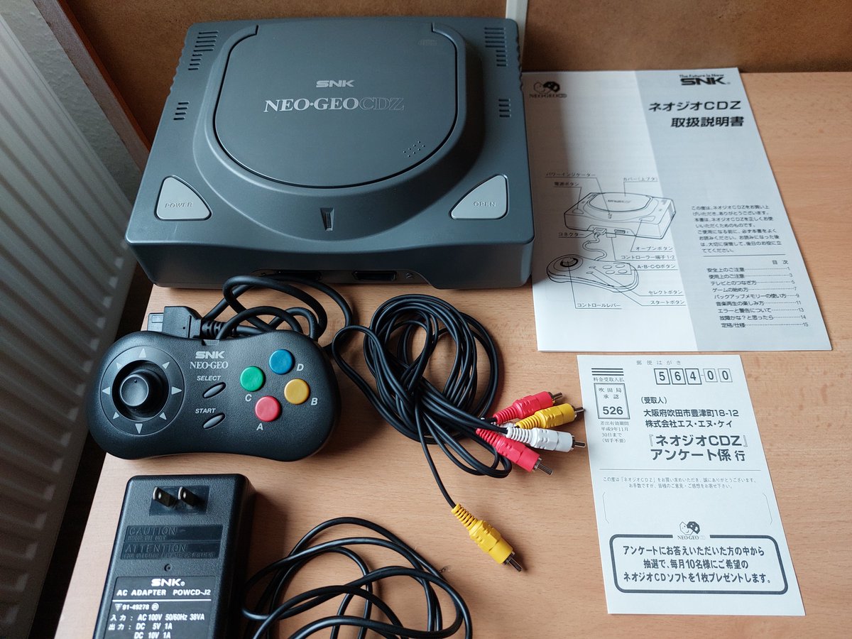 nuclearnightmar's tweet photo. Schönen #SNKsunday euch allen!
Das Neo Geo CDZ ist eine nur in Japan erschienene Version des Neo Geo CD mit schnelleren Ladezeiten.
Ich besitze es im Komplettzustand mit übereinstimmender Seriennummer ❤️
#retrogaming #importgaming #neogeocdz #NEOGEO https://t.co/sEacH4XF27