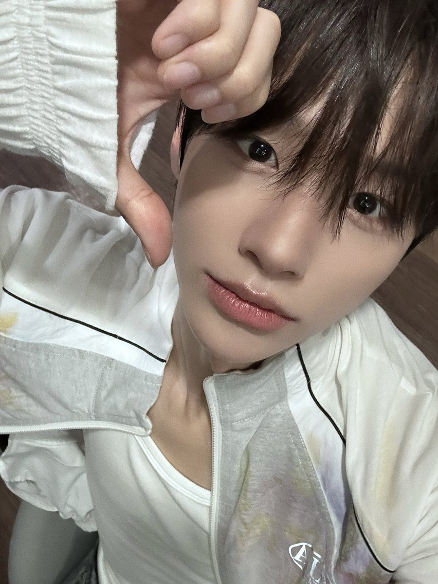CYE_MEMBERS7's tweet photo. 오늘도 클로저 보고 난 복받은 사람인가봐~~~ 한강데이트 넘 즐거웠구 나중에 또 하자 ㅎㅎ!! ☀️
클로저 한강 라면은 내가 끓여줘야 하는데 ㅜㅜ 아쉽군 암튼 클로저 오늘도 사랑하구 와줘서 너무너무 고마웡!! 나의 사랑둥이🤍🤍🤍🤍🤍🤍🤍🤍🤍

#김성민 #KIMSUNGMIN 
#CLOSEYOUREYES #클로즈유어아이즈
#CYE #클유아