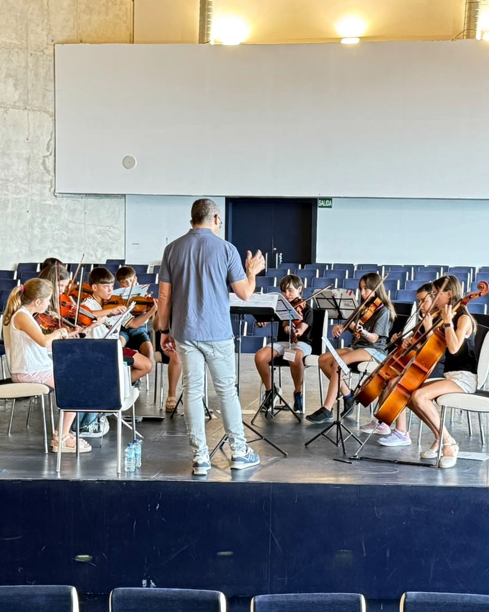 FundacionOex's tweet photo. La cultura es esencialmente herencia y ese legado preferimos transferirlo desde bien temprano. Hoy comienza un nuevo curso de Afinando con la mejor receta que conocemos: aprendizaje, valores sociales, cultura compartida e ilusión. https://t.co/18SmMegzry