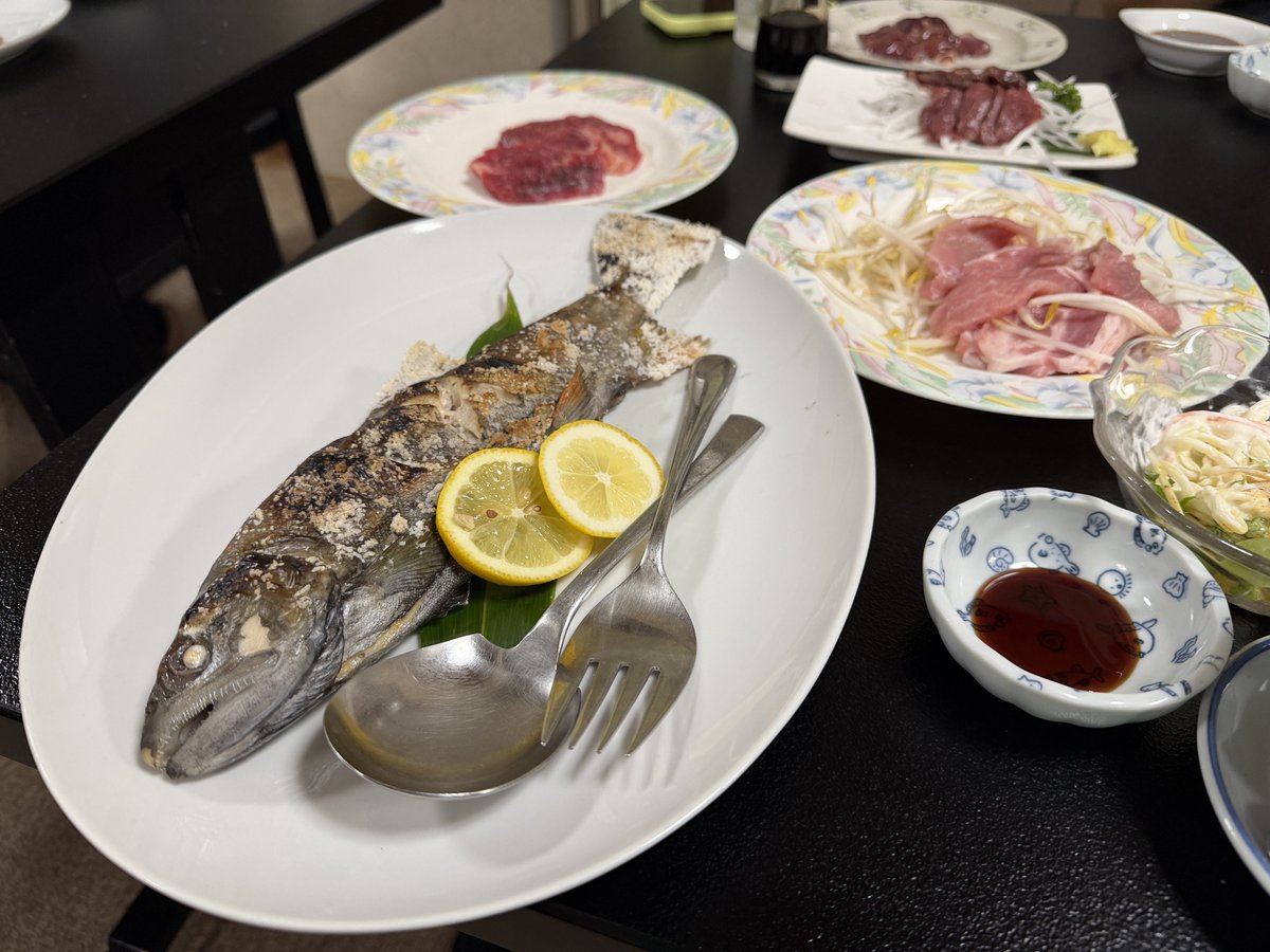 JRC_Radar's tweet photo. 本日は、山梨にぶどう🍇を買い付け民宿に宿泊。真空管アンプでクリアな音質でゴダイゴのレコード盤を楽しみつつ、お利口さんな看��犬に癒され美味しい夕飯🍖 https://t.co/ofX8JAJxCR
