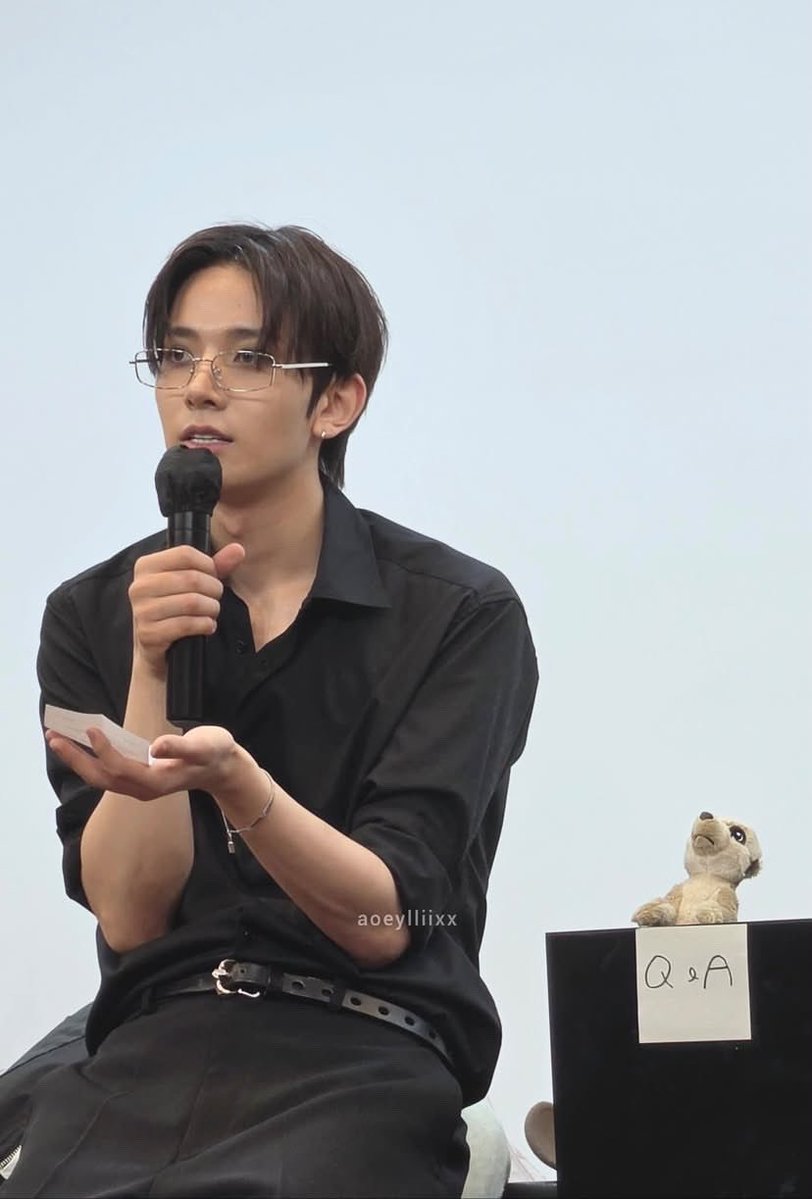 eeungscupcake's tweet photo. the hot professor you secretly fuck after classes everyday https://t.co/OEMkQyL82f