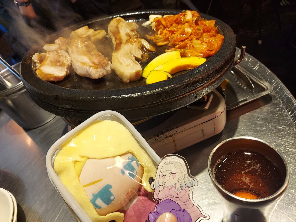 mcmc_ro's tweet photo. トーカさんとふぁにたんのお誕生会🐷🇺🇸おめでとうふぁにたん😊💕 https://t.co/Bz2GnVBHBx