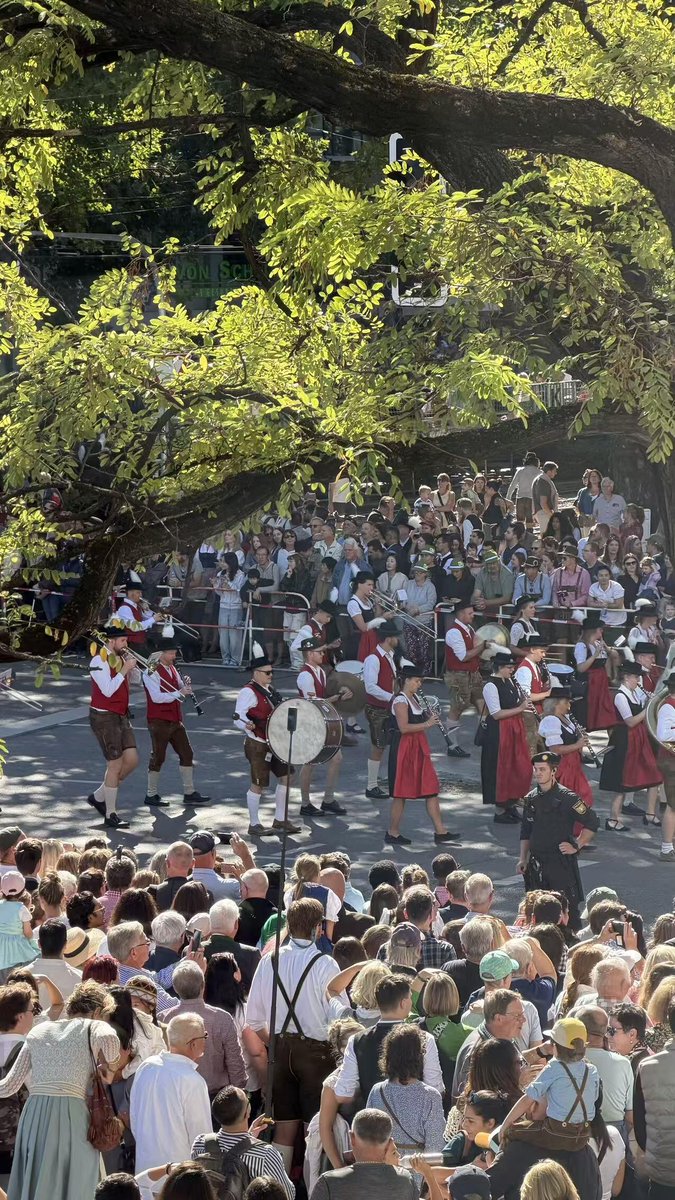 Elizabe5B_D's tweet photo. There are so many people at the beer festival! 😮 https://t.co/1l4BLj4HhY