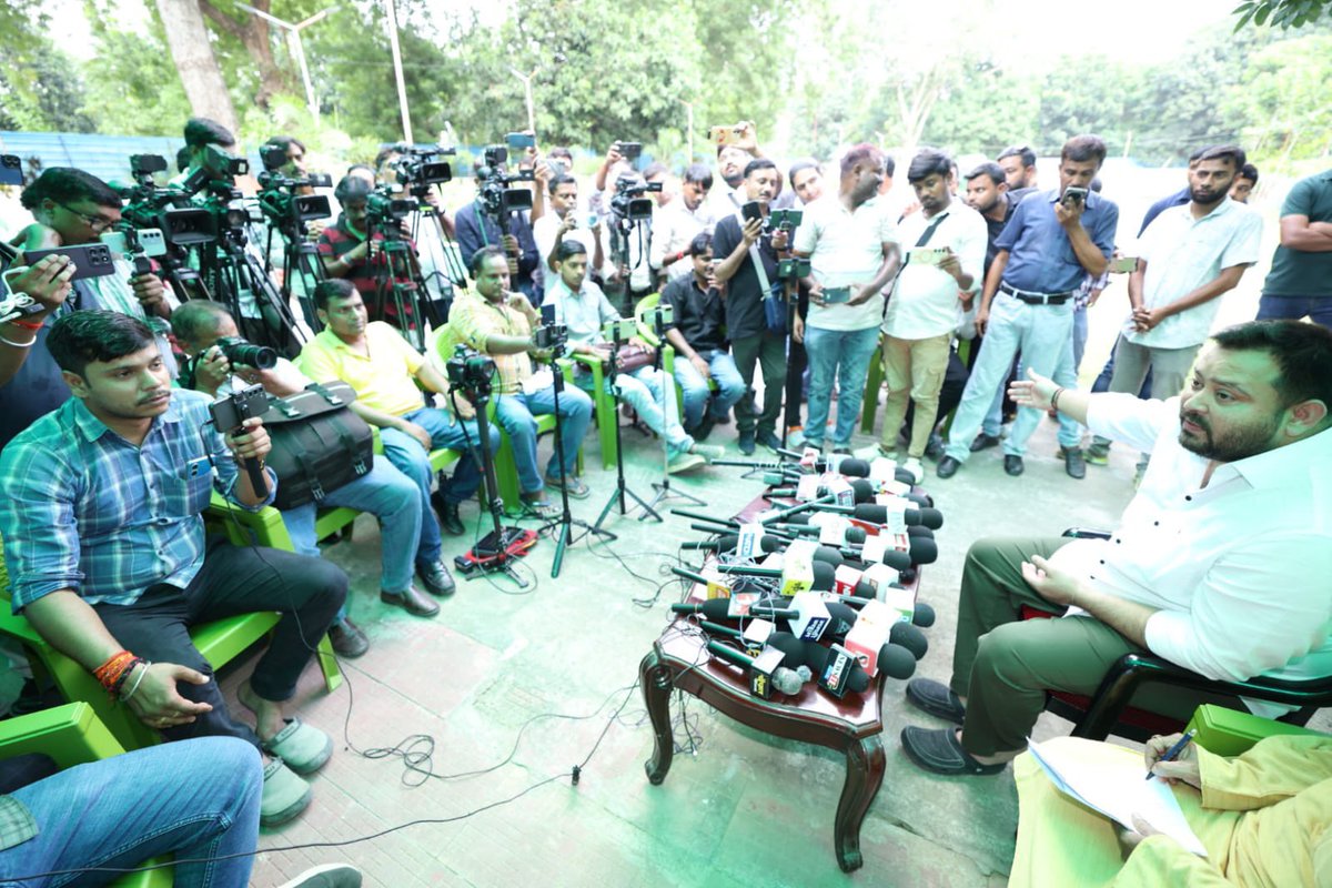 yadavtejashwi's tweet photo. विगत 𝟐𝟖 दिनों से बिहार बाढ़ की विभीषिका से ही नहीं बल्कि सुखाड की भी मार झेल रहा है।राज्य में 𝟑𝟓 फीसदी से कम बारिश हुई है। भीषण सूखे के कारण राज्य के लाखों हेक्टेयर जमीन में खड़ी फसलें नष्ट हो रही है। लाखों किसानों का लागत मूल्य भी नहीं निकल रहा। सूखे का सरकार ने अभी तक कोई आंकलन भी नहीं किया है। किसानों के सामने आजीविका का संकट है। 

दूसरी तरह बिहार विनाशकारी बाढ़ से प्रभावित है। राज्य के 𝟓𝟎 लाख लोग बाढ़ प्रभावित है लेकिन फिर भी एनडीए की संवेदनहीन सरकार बाढ़ पीड़ितों की कोई सुध नहीं ले रही। खानापूर्ति के लिए नाम मात्र की गिनी चुनी कुछ सामुदायिक रसोई और राहत शिविर शुरू किए थे वो भी फंड की कमी के चलते 𝟐-𝟒 दिन में ही बंद कर दिए गए।

अब बताइए जरा, जिन गरीबों के मकान गिर गए, जिनके घरों में पानी भरा है, जिनकी दिनचर्या का सामान जैसे जूते-चप्पल, कपड़े और बर्तन पानी में बह गये हैं, जिनके घरों के पास अब भी बदबूदार पानी जमा है वहाँ इस बेशर्म सरकार ने राहत शिविर बंद कर दिए है, बताइए वो बाढ़ पीड़ित इन परिस्थितियों में कहाँ जाएँगे?

सरकार के खजाने पर पीड़ितों का हक़ है लेकिन वो सारा पैसा भ्रष्टाचार की भेंट चढ़ गया? इस सरकार ने ना कोई राहत दी और ना ही कोई तिरपाल व खाने पीने का सामान? 

बिहार के खजाने पर आपदा पीड़ितों का पहला हक है। 𝟐𝟎𝟏𝟓 में जब हमारी महागठबंधन की सरकार थी तब आपदा प्रबंधन और वित विभाग राजद के पास था तब हमारे राष्ट्रीय अध्यक्ष आदरणीय लालू प्रसाद जी की सलाह पर हमने बजट में यह प्रावधान कराया था कि बाढ़-सुखाड़, प्राकृतिक आपदा और संकट के समय राज्य के कुल बजट की चार फीसदी राशि को आकस्मिक निधि के रूप में उपयोग किया जा सकता है। अब आप बजट के अनुरूप हिसाब लगाइए कि बिहार की आकस्मिक निधि कितनी होगी? कहाँ गई वो राशि?

बिहार के किसानों की समस्याओं को सरकार सुन नहीं रही है। बाढ़ के कारण लगभग डेढ़ लाख हेक्टेयर में लगी धान, मक्का, सब्जी और केले की फसल बर्बाद हुई है। क्षतिग्रस्त फसल का कोई मुआवजा नहीं मिला है।

मेरे पत्र लिखने और लगातार बाढ़ पीड़ितों की आवाज उठाने पर दिखावटी तौर पर केंद्रीय ग्रामीण विकास मंत्री शिवराज सिंह चौहान जी को बिहार भेजा गया। अब उस दौरे पर उन्होंने क्या रिपोर्ट 𝐬𝐮𝐛𝐦𝐢𝐭 की, राहत पुनर्वास तथा नुकसान का कितना आंकलन किया इसकी कोई जानकारी सार्वजनिक नहीं की गयी है।

प्रधानमंत्री राहत कोष जिसे कोरोना में खत्म कर पीएम केयर्स फंड (𝐏𝐌 𝐂𝐀𝐑𝐄𝐒 𝐅𝐮𝐧𝐝) बनाया गया, उस फण्ड से बिहार की मदद क्यों नहीं की गई? 

गोवा, अरुणाचल प्रदेश सहित कई अन्य राज्यों को मिलाकर उनकी जितनी कुल जनसंख्या है उससे अधिक आबादी बिहार में बाढ़ से प्रभावित है लेकिन गृहमंत्री और प्रधानमंत्री को बिहार की कोई फिक्र नहीं? बिहार की कोई सहायता नहीं? क्या यह बिहार के साथ भेदभाव नहीं है?

बाढ़ के बाद भी 𝟏𝟎𝟎 करोड़ के दीये जला बाढ़ पीड़ितों का जिया जलाने वाले सत्ताधारी संवेदनहीन लोग अब अपनी एक लाख-दो लाख की सैलरी देने की प्रतीकात्मक नौटंकी कर रहे है। इन सबकी सैलरी मिलाकर कुल 𝟐-𝟑 करोड़ रुपए भी जमा नहीं होंगे। क्या 𝟓𝟎 लाख लोगों के लिए ये 𝟐-𝟑 करोड़ रुपए पर्याप्त रहेंगे?

अरे आपके अंदर हिम्मत है तो सरकार से मदद करवाओ ना? डबल इंजन सरकार इसी को कहते है क्या?? 

बीजेपी के राष्ट्रीय अध्यक्ष बिहार से है और उन बेचारे की इतनी भी हैसियत नहीं कि प्रधानमंत्री से आग्रह कर सके कि हे हुज़ूर; एक बार मेरे राज्य का दौरा कर लीजिए। बिहार में प्रथम बार बीजेपी का मुख्यमंत्री बना है, बिहार से 𝟖 केंद्रीय मंत्री और एनडीए के कुल 𝟒𝟐 सांसद है, 𝟐𝟓𝟎 से अधिक 𝐌𝐋𝐀/𝐌𝐋𝐂 है लेकिन सब नकारे और निकम्मे है। जनता ऐसे नकारे जनप्रतिनिधियों की जवाबदेही सुनिश्चित करेगी।

कथित डबल इंजन सरकार बाढ़ पीड़ितों को अविलंब 𝟏𝟓 हज़ार की मदद तथा सुखाड़ और बाढ़ प्रभावित किसानों का सर्वेक्षण करा उन्हें यथाशीघ्र मुआवजा दें।