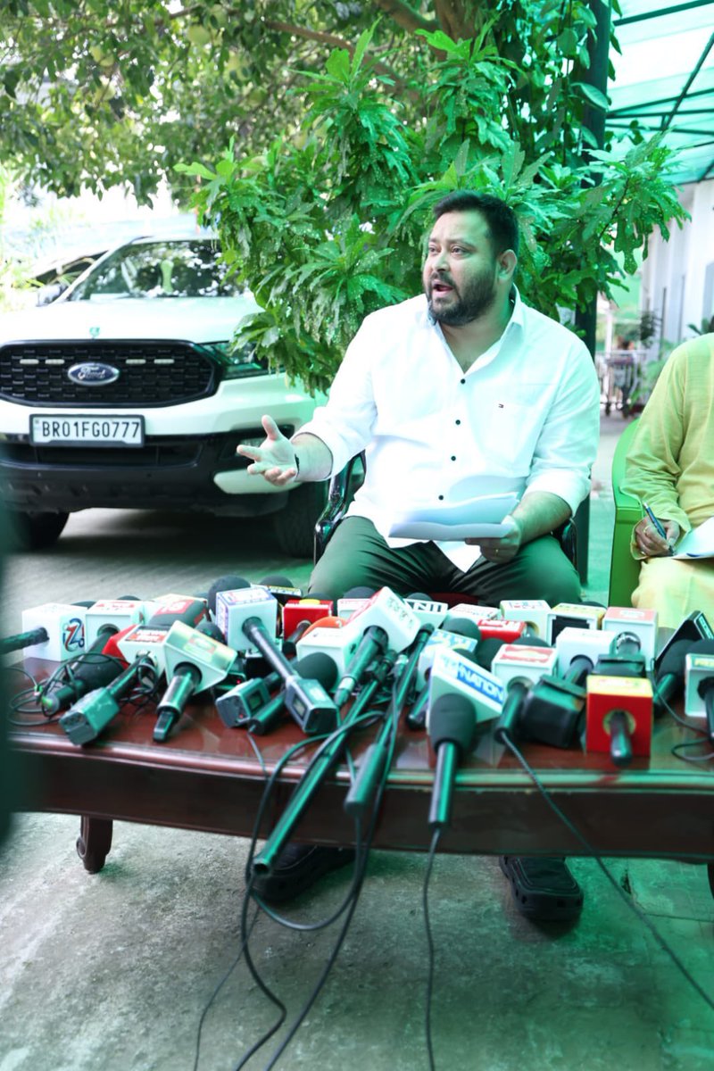 yadavtejashwi's tweet photo. विगत 𝟐𝟖 दिनों से बिहार बाढ़ की विभीषिका से ही नहीं बल्कि सुखाड की भी मार झेल रहा है।राज्य में 𝟑𝟓 फीसदी से कम बारिश हुई है। भीषण सूखे के कारण राज्य के लाखों हेक्टेयर जमीन में खड़ी फसलें नष्ट हो रही है। लाखों किसानों का लागत मूल्य भी नहीं निकल रहा। सूखे का सरकार ने अभी तक कोई आंकलन भी नहीं किया है। किसानों के सामने आजीविका का संकट है। 

दूसरी तरह बिहार विनाशकारी बाढ़ से प्रभावित है। राज्य के 𝟓𝟎 लाख लोग बाढ़ प्रभावित है लेकिन फिर भी एनडीए की संवेदनहीन सरकार बाढ़ पीड़ितों की कोई सुध नहीं ले रही। खानापूर्ति के लिए नाम मात्र की गिनी चुनी कुछ सामुदायिक रसोई और राहत शिविर शुरू किए थे वो भी फंड की कमी के चलते 𝟐-𝟒 दिन में ही बंद कर दिए गए।

अब बताइए जरा, जिन गरीबों के मकान गिर गए, जिनके घरों में पानी भरा है, जिनकी दिनचर्या का सामान जैसे जूते-चप्पल, कपड़े और बर्तन पानी में बह गये हैं, जिनके घरों के पास अब भी बदबूदार पानी जमा है वहाँ इस बेशर्म सरकार ने राहत शिविर बंद कर दिए है, बताइए वो बाढ़ पीड़ित इन परिस्थितियों में कहाँ जाएँगे?

सरकार के खजाने पर पीड़ितों का हक़ है लेकिन वो सारा पैसा भ्रष्टाचार की भेंट चढ़ गया? इस सरकार ने ना कोई राहत दी और ना ही कोई तिरपाल व खाने पीने का सामान? 

बिहार के खजाने पर आपदा पीड़ितों का पहला हक है। 𝟐𝟎𝟏𝟓 में जब हमारी महागठबंधन की सरकार थी तब आपदा प्रबंधन और वित विभाग राजद के पास था तब हमारे राष्ट्रीय अध्यक्ष आदरणीय लालू प्रसाद जी की सलाह पर हमने बजट में यह प्रावधान कराया था कि बाढ़-सुखाड़, प्राकृतिक आपदा और संकट के समय राज्य के कुल बजट की चार फीसदी राशि को आकस्मिक निधि के रूप में उपयोग किया जा सकता है। अब आप बजट के अनुरूप हिसाब लगाइए कि बिहार की आकस्मिक निधि कितनी होगी? कहाँ गई वो राशि?

बिहार के किसानों की समस्याओं को सरकार सुन नहीं रही है। बाढ़ के कारण लगभग डेढ़ लाख हेक्टेयर में लगी धान, मक्का, सब्जी और केले की फसल बर्बाद हुई है। क्षतिग्रस्त फसल का कोई मुआवजा नहीं मिला है।

मेरे पत्र लिखने और लगातार बाढ़ पीड़ितों की आवाज उठाने पर दिखावटी तौर पर केंद्रीय ग्रामीण विकास मंत्री शिवराज सिंह चौहान जी को बिहार भेजा गया। अब उस दौरे पर उन्होंने क्या रिपोर्ट 𝐬𝐮𝐛𝐦𝐢𝐭 की, राहत पुनर्वास तथा नुकसान का कितना आंकलन किया इसकी कोई जानकारी सार्वजनिक नहीं की गयी है।

प्रधानमंत्री राहत कोष जिसे कोरोना में खत्म कर पीएम केयर्स फंड (𝐏𝐌 𝐂𝐀𝐑𝐄𝐒 𝐅𝐮𝐧𝐝) बनाया गया, उस फण्ड से बिहार की मदद क्यों नहीं की गई? 

गोवा, अरुणाचल प्रदेश सहित कई अन्य राज्यों को मिलाकर उनकी जितनी कुल जनसंख्या है उससे अधिक आबादी बिहार में बाढ़ से प्रभावित है लेकिन गृहमंत्री और प्रधानमंत्री को बिहार की कोई फिक्र नहीं? बिहार की कोई सहायता नहीं? क्या यह बिहार के साथ भेदभाव नहीं है?

बाढ़ के बाद भी 𝟏𝟎𝟎 करोड़ के दीये जला बाढ़ पीड़ितों का जिया जलाने वाले सत्ताधारी संवेदनहीन लोग अब अपनी एक लाख-दो लाख की सैलरी देने की प्रतीकात्मक नौटंकी कर रहे है। इन सबकी सैलरी मिलाकर कुल 𝟐-𝟑 करोड़ रुपए भी जमा नहीं होंगे। क्या 𝟓𝟎 लाख लोगों के लिए ये 𝟐-𝟑 करोड़ रुपए पर्याप्त रहेंगे?

अरे आपके अंदर हिम्मत है तो सरकार से मदद करवाओ ना? डबल इंजन सरकार इसी को कहते है क्या?? 

बीजेपी के राष्ट्रीय अध्यक्ष बिहार से है और उन बेचारे की इतनी भी हैसियत नहीं कि प्रधानमंत्री से आग्रह कर सके कि हे हुज़ूर; एक बार मेरे राज्य का दौरा कर लीजिए। बिहार में प्रथम बार बीजेपी का मुख्यमंत्री बना है, बिहार से 𝟖 केंद्रीय मंत्री और एनडीए के कुल 𝟒𝟐 सांसद है, 𝟐𝟓𝟎 से अधिक 𝐌𝐋𝐀/𝐌𝐋𝐂 है लेकिन सब नकारे और निकम्मे है। जनता ऐसे नकारे जनप्रतिनिधियों की जवाबदेही सुनिश्चित करेगी।

कथित डबल इंजन सरकार बाढ़ पीड़ितों को अविलंब 𝟏𝟓 हज़ार की मदद तथा सुखाड़ और बाढ़ प्रभावित किसानों का सर्वेक्षण करा उन्हें यथाशीघ्र मुआवजा दें।