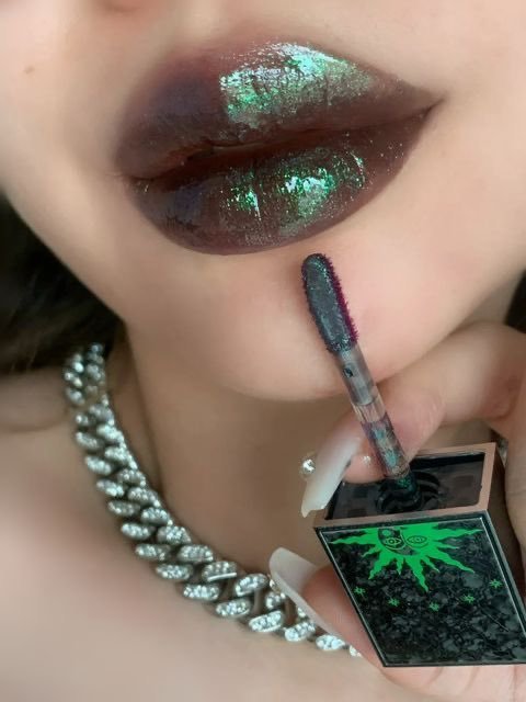 evergreenhues_'s tweet photo. i need this multichrome eyeshadow palette immediately, so cute. https://t.co/uSXVv2m8Hg
