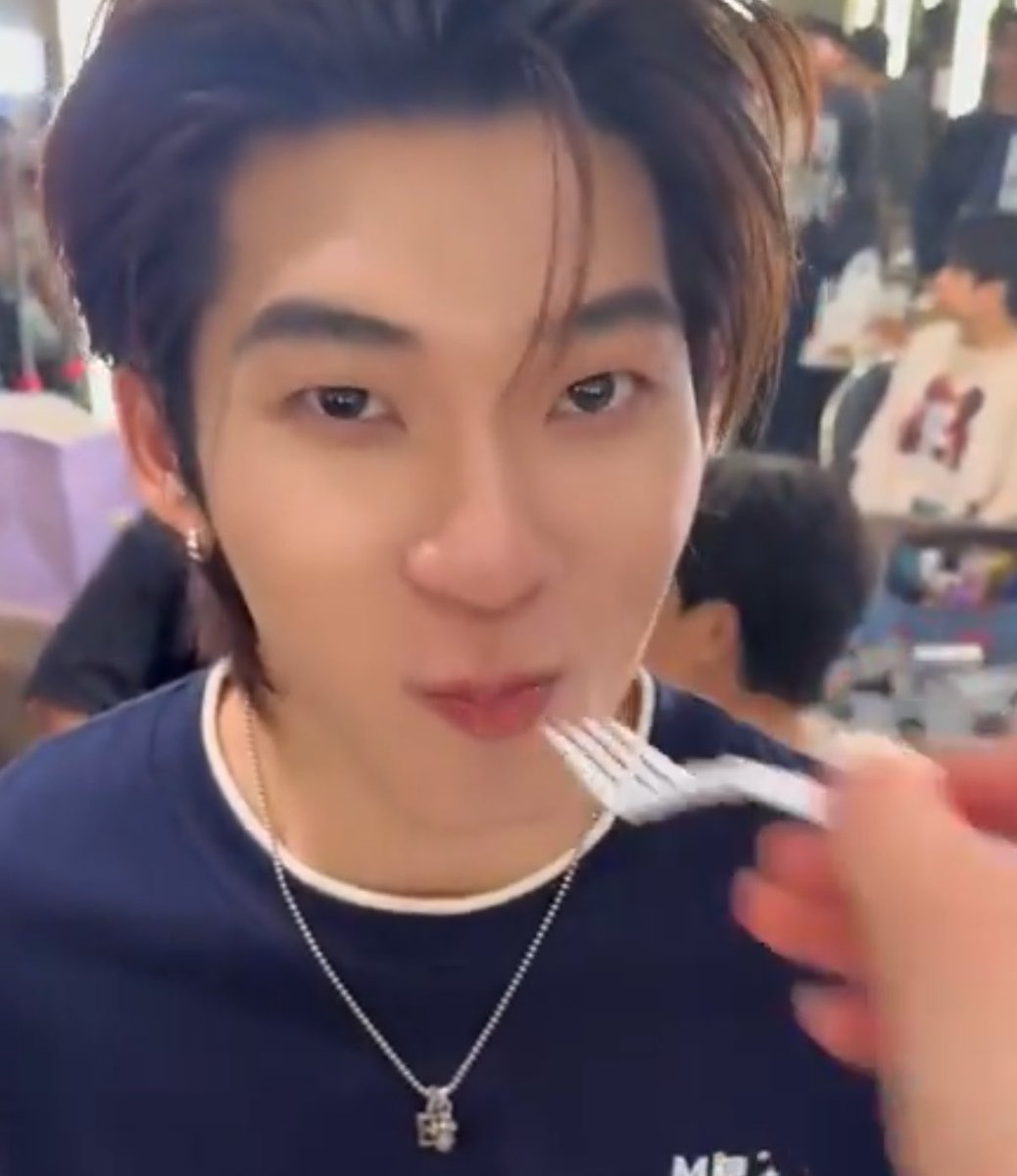 letbepirrin's tweet photo. ‘ ตี๋ตี๋ฮับ ’ อาเคคคคคคคคคคคคคคค อาเคคคคคค มองเฟ้นฟายรึมองก้อง เอ้ย กล้อง ๆ https://t.co/YuBs3xbObv