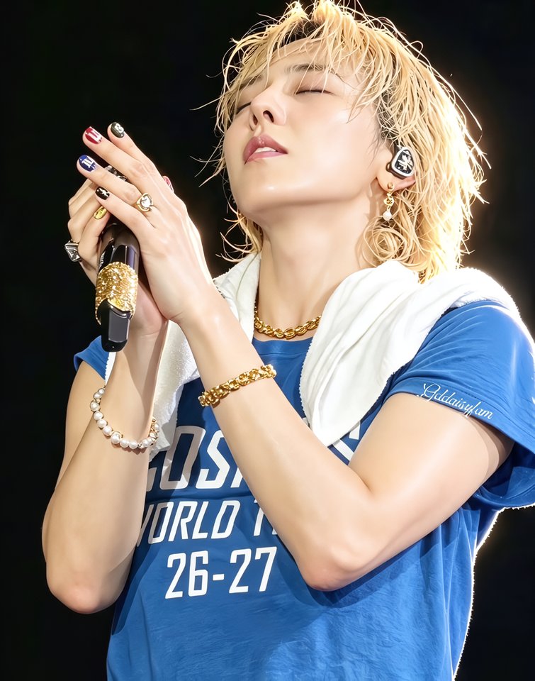 oneforG0818's tweet photo. 🙏🙏🙏#GDRAGON https://t.co/cBpvEfd288