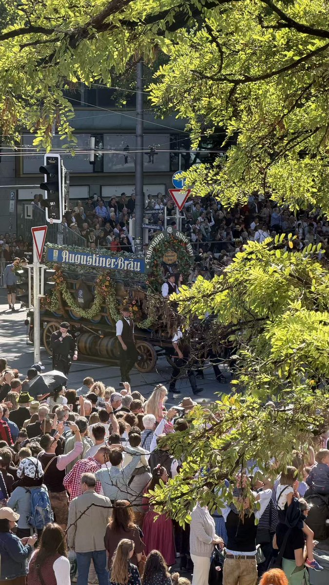 Elizabe5B_D's tweet photo. There are so many people at the beer festival! 😮 https://t.co/1l4BLj4HhY